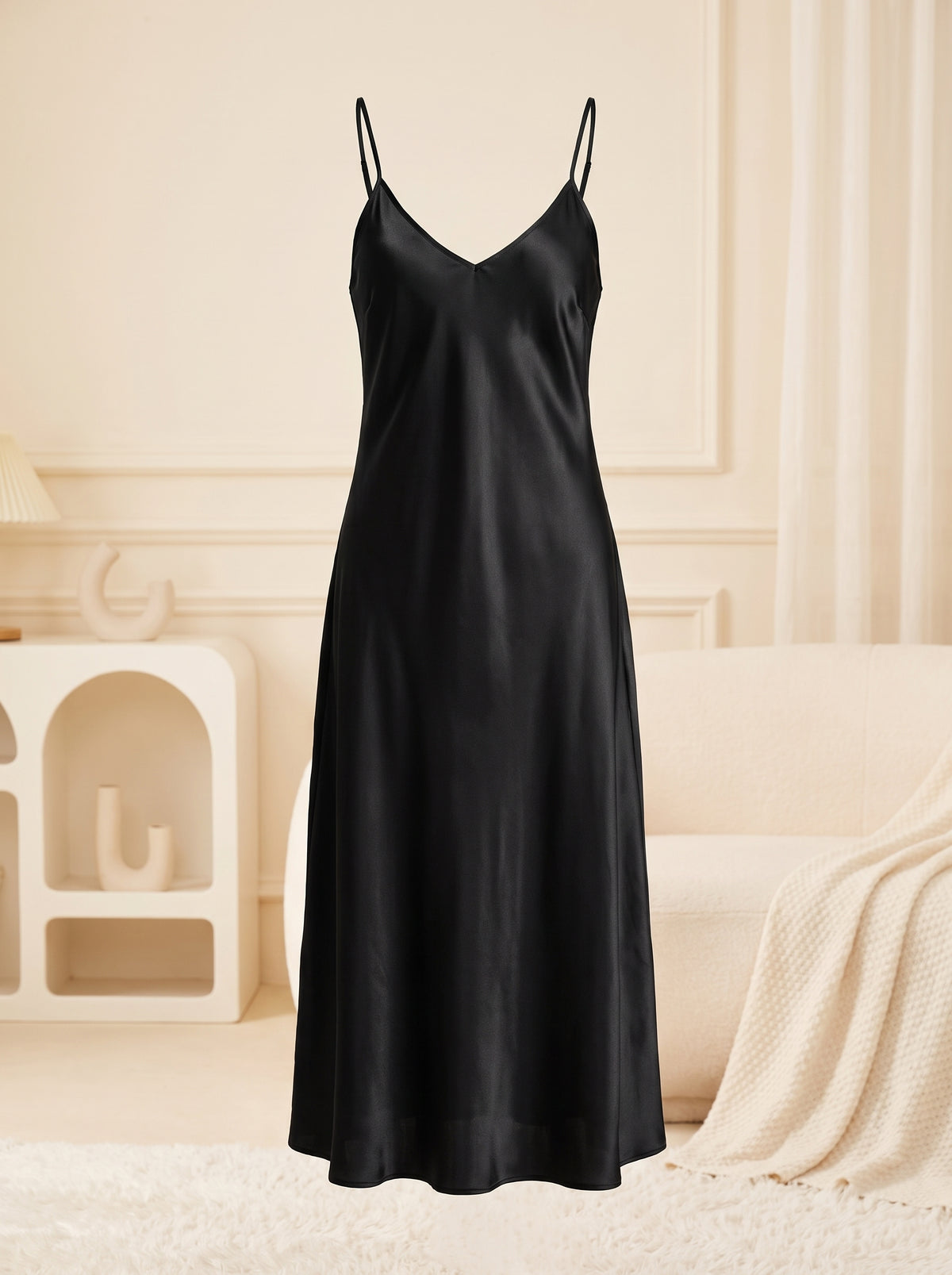 Nuisette mi-longue en satin noir portee par mannequin invisible, vue de face