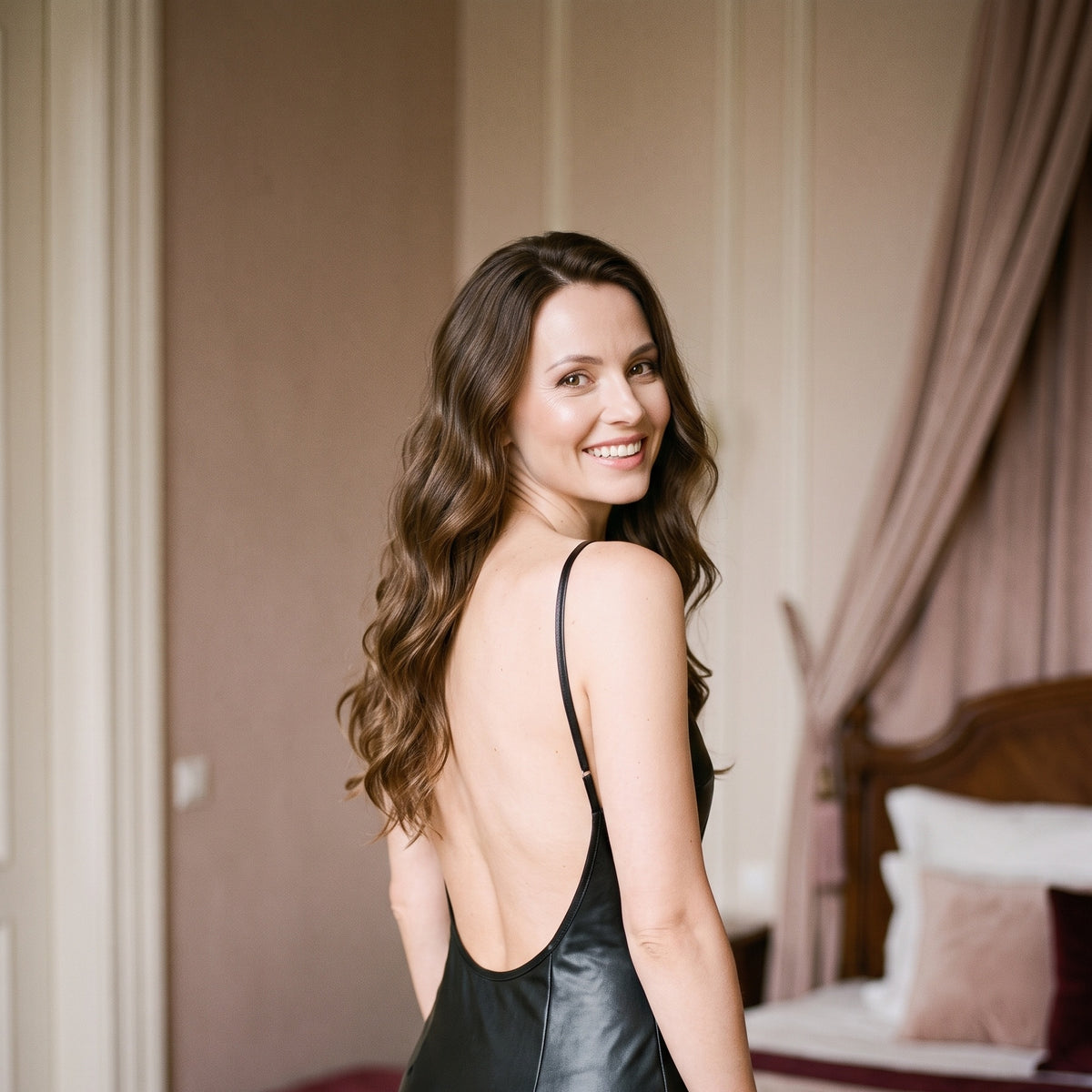 Femme souriante de trois-quarts portant la nuisette effet cuir, carre