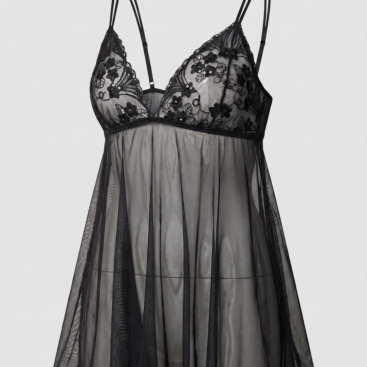 La séduction en grande taille — Nuisette babydoll noire brodée et voile