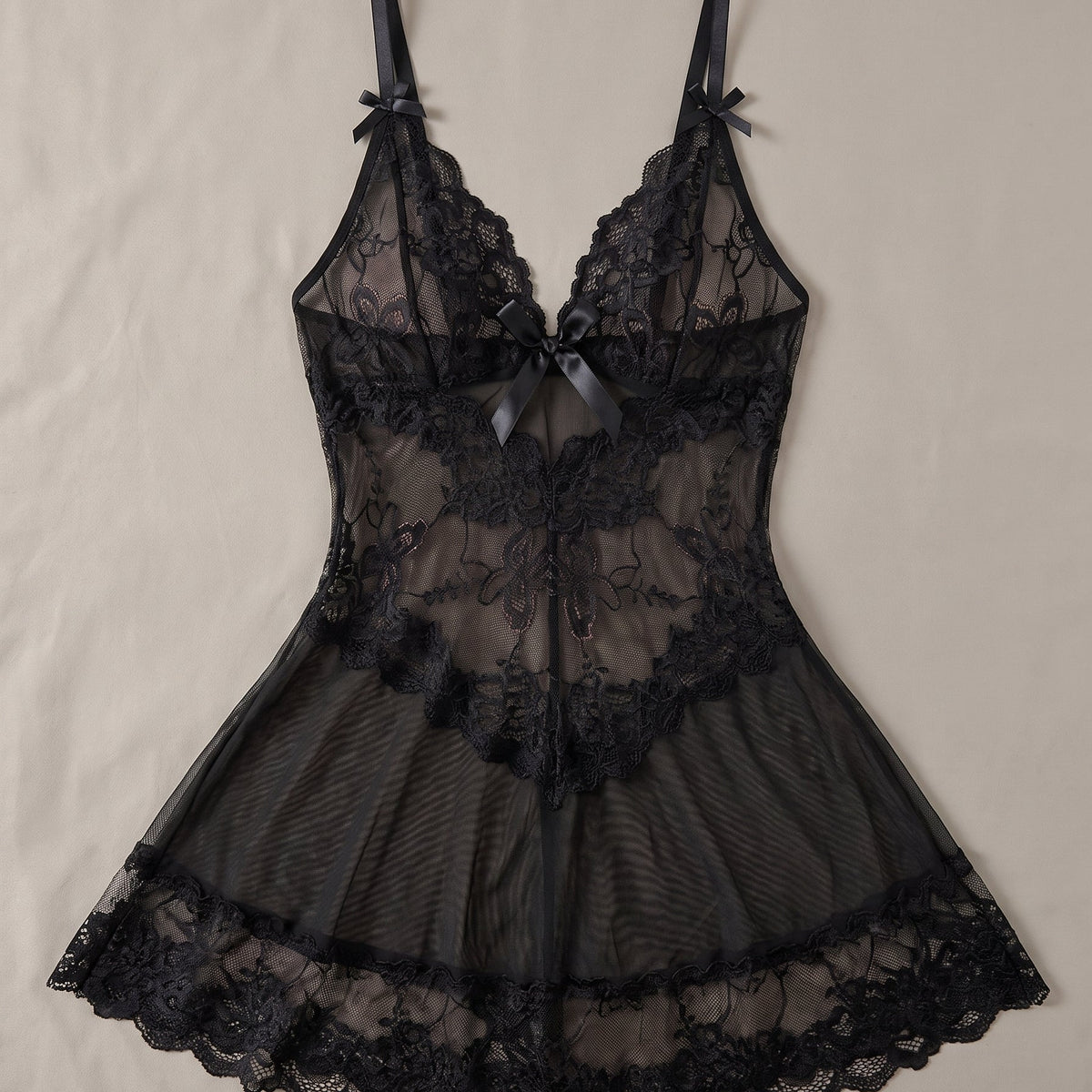 La dentelle noire, l'art de séduire — Nuisette Sexy Noire en Dentelle et Voile Transparent