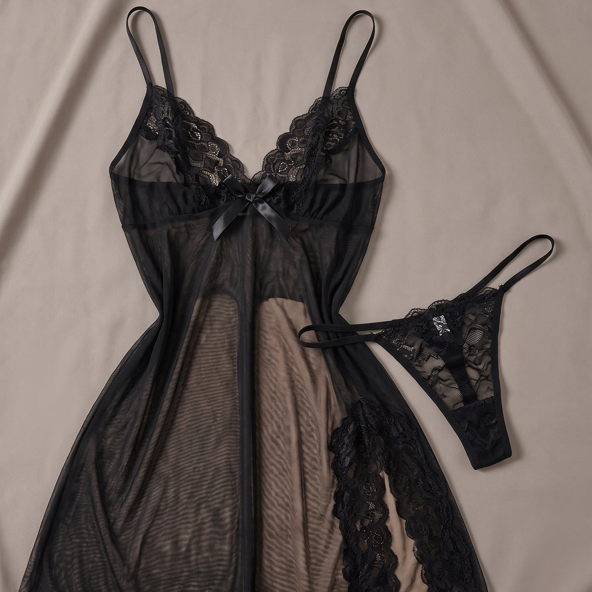 L'audace d'un mesh noir transparent — Nuisette Babydoll Noire en Mesh Transparent Fendue