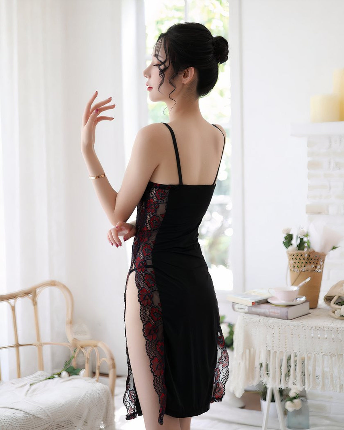 Dos et profil de la nuisette noire fendue a fleurs rouges, vue laterale