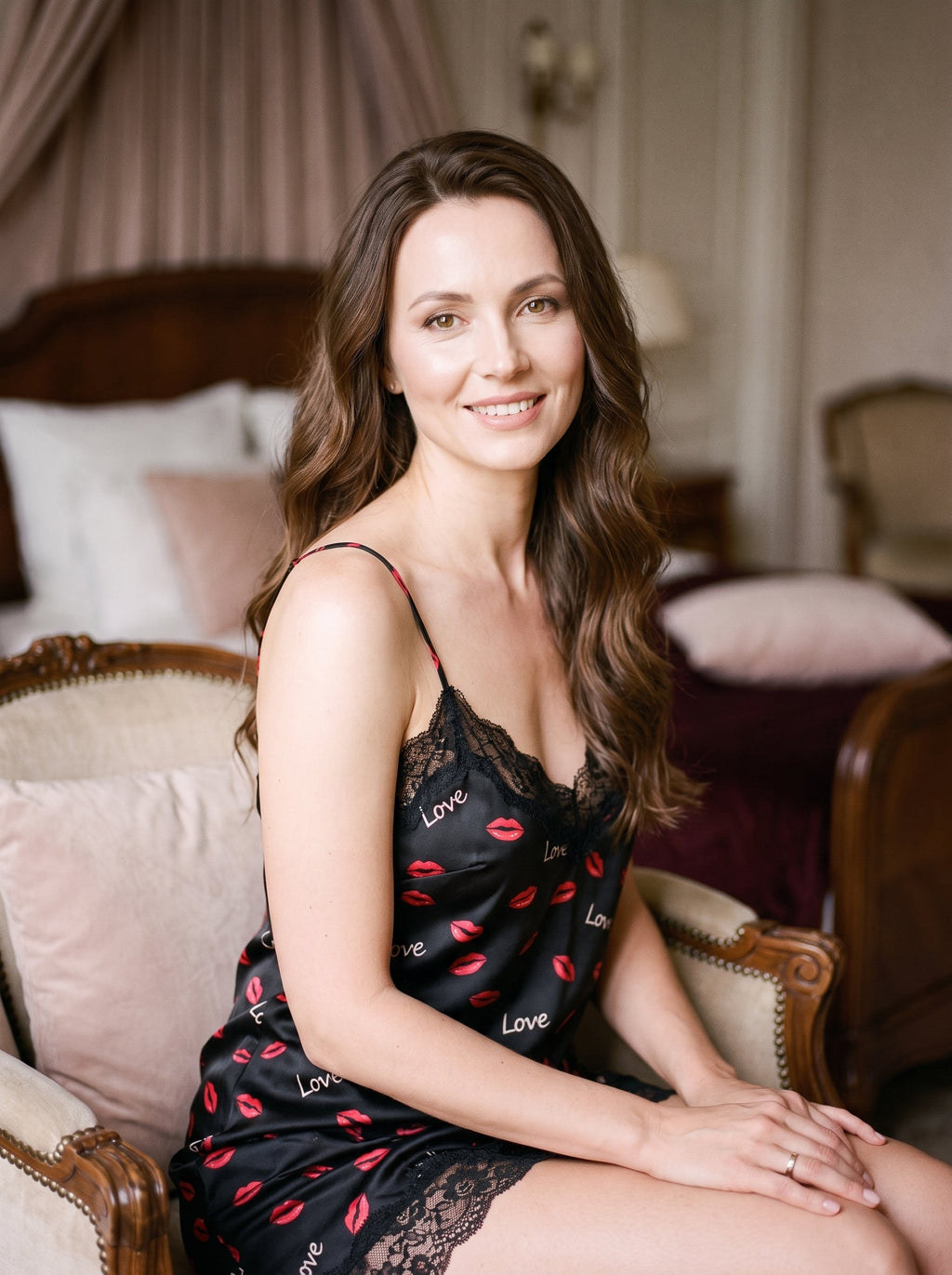 Modele portant la nuisette noire a imprime bisous rouges et dentelle, souriante, decor boudoir