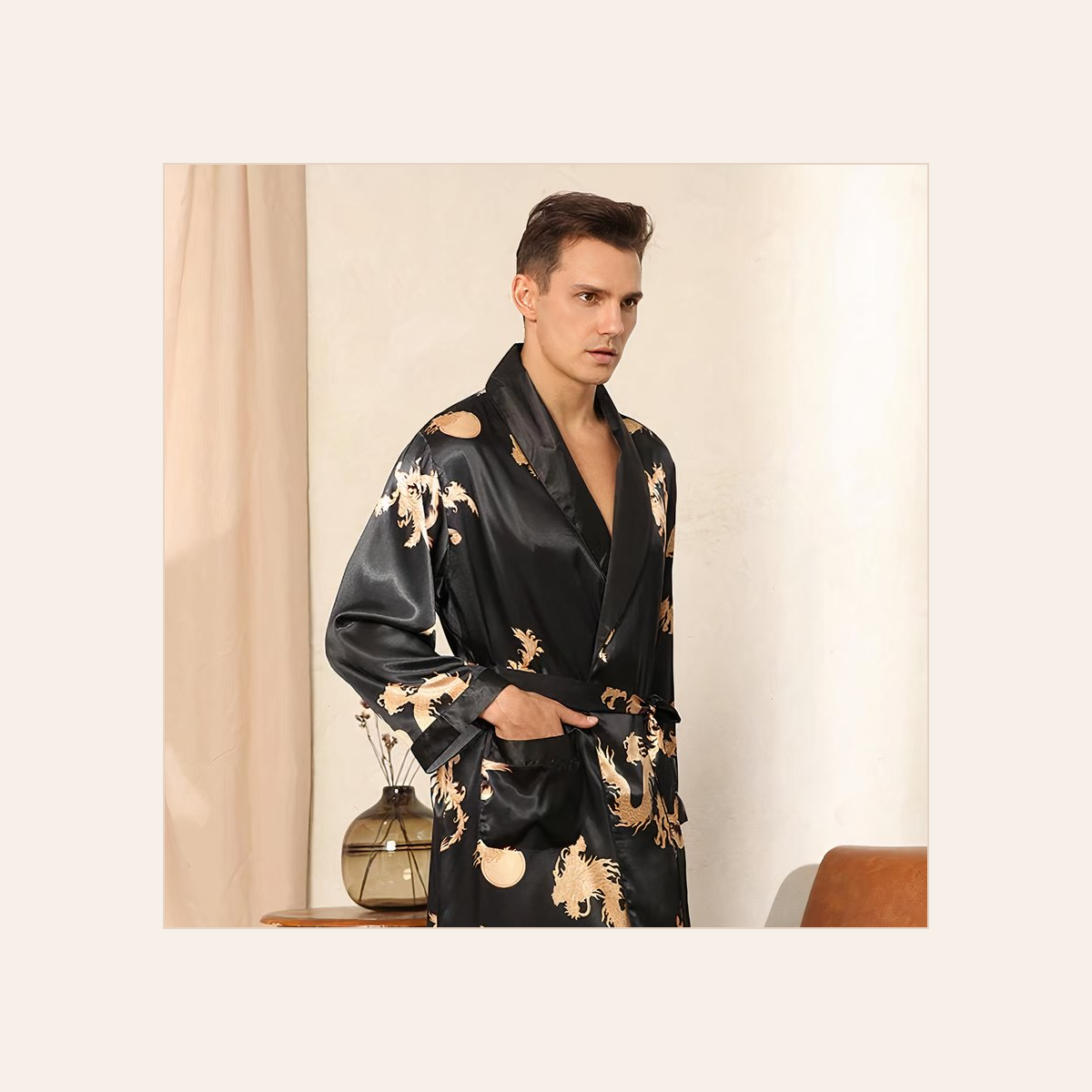 Vue rapprochée du col croisé et des dragons dorés du peignoir kimono homme