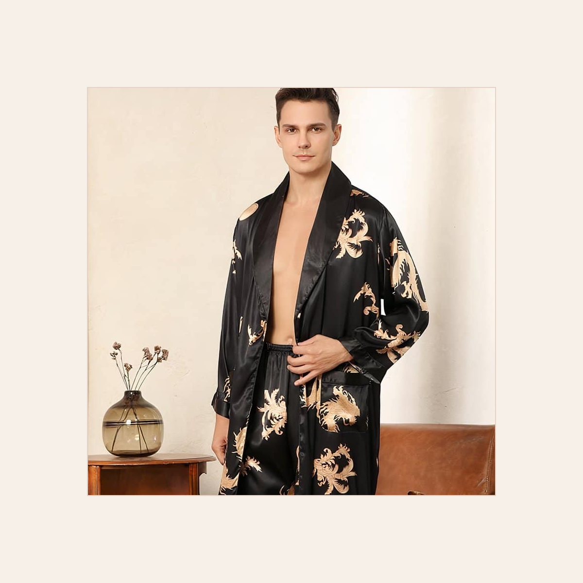 Homme portant le peignoir kimono noir ouvert sur le pantalon assorti à dragons dorés