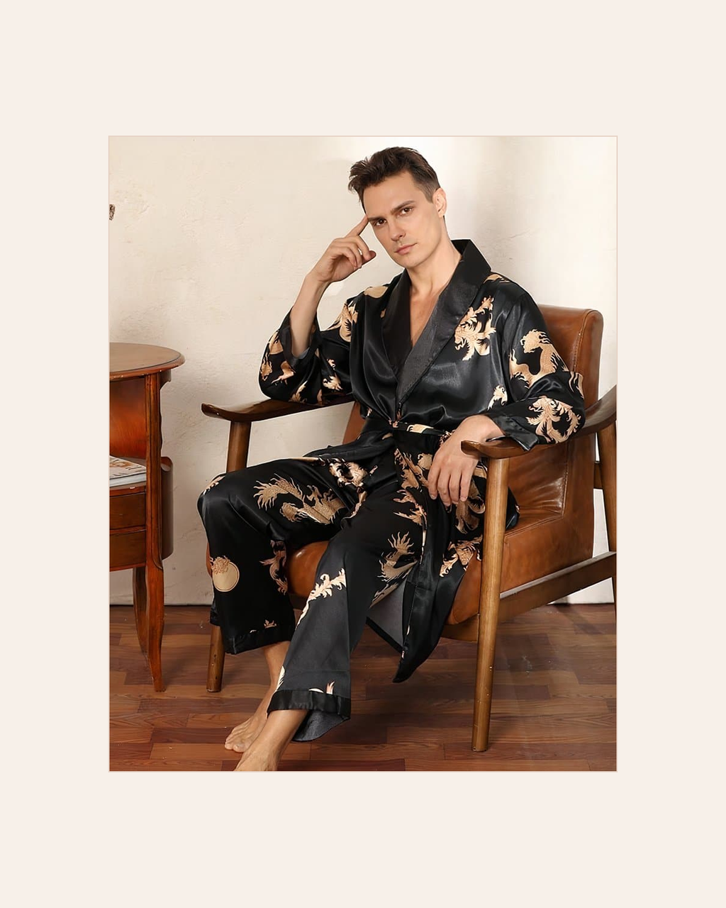 Homme assis portant l’ensemble kimono noir à dragons dorés avec pantalon assorti