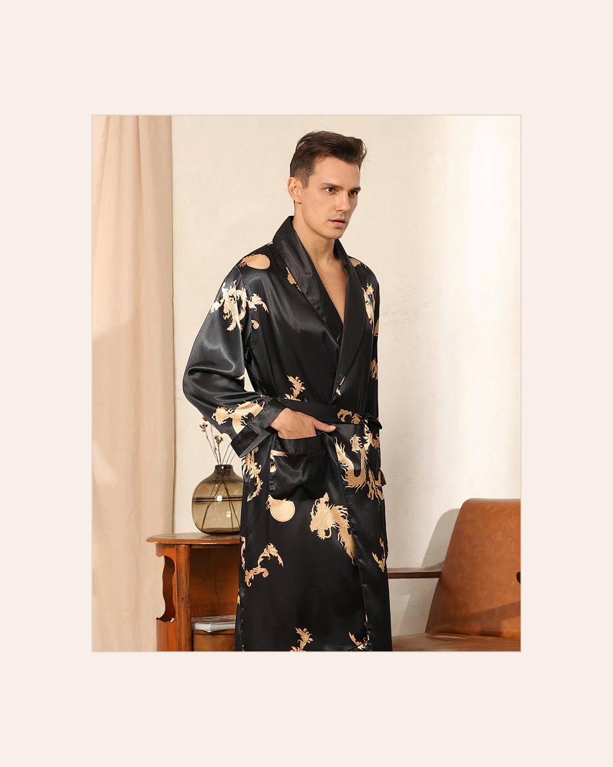 Homme portant le peignoir kimono noir à dragons dorés avec une marge visible au-dessus de la tête