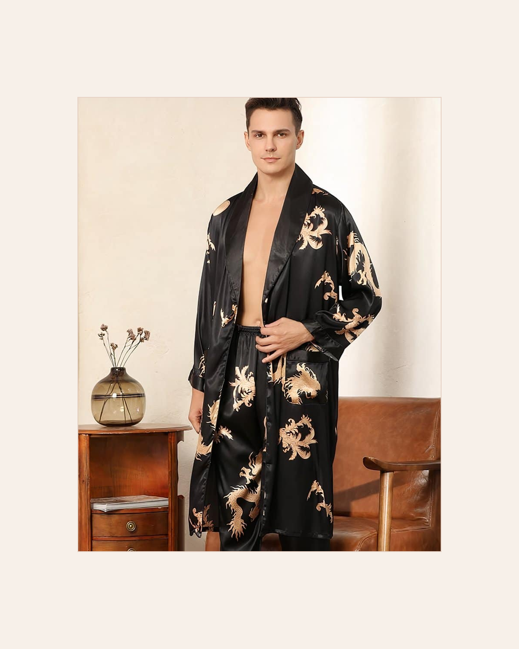 Peignoir kimono noir ouvert sur le pantalon coordonné à motifs dragons dorés