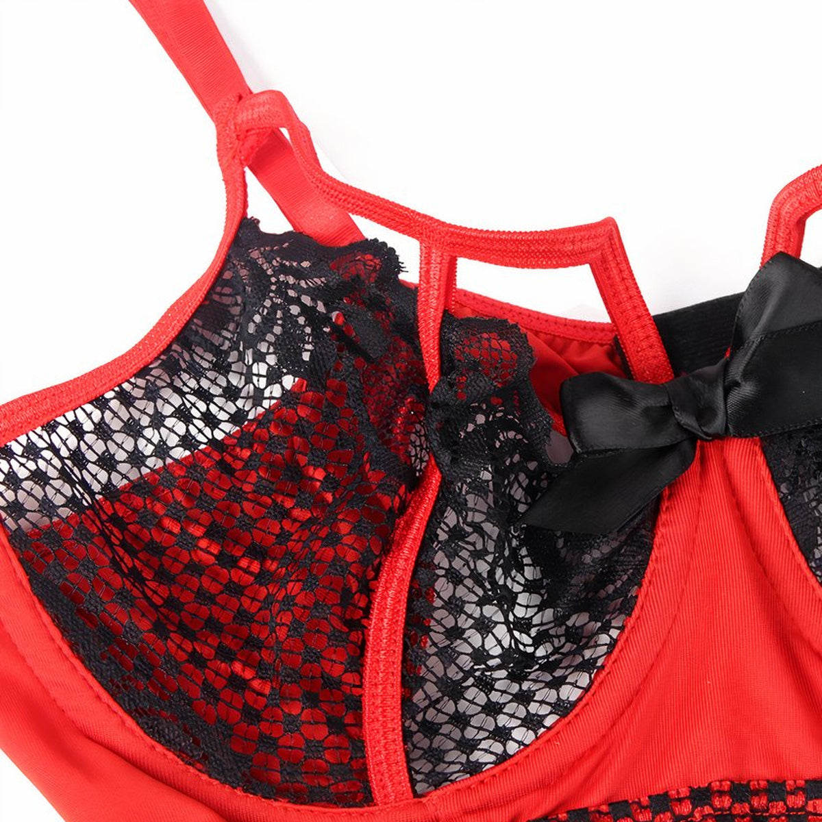 Gros plan du décolleté rouge recouvert de dentelle ajourée et du nœud noir central