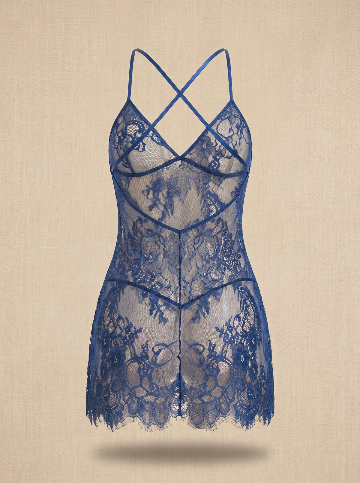 Nuisette en dentelle bleue vue de dos, brides croisees et dentelle florale