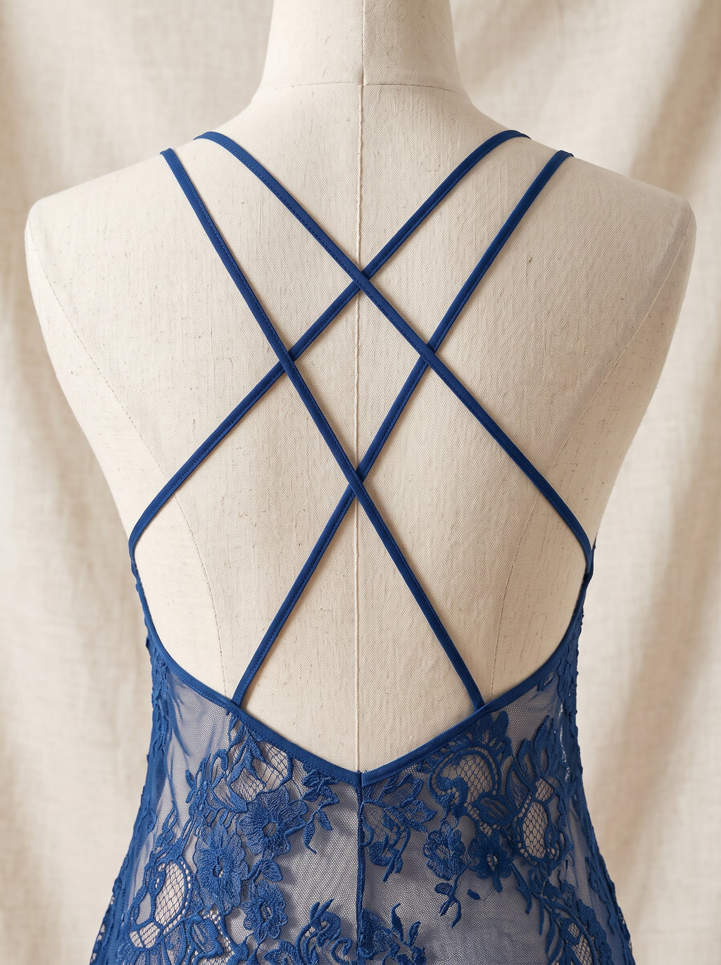 Detail des brides croisees dans le dos de la nuisette en dentelle bleue