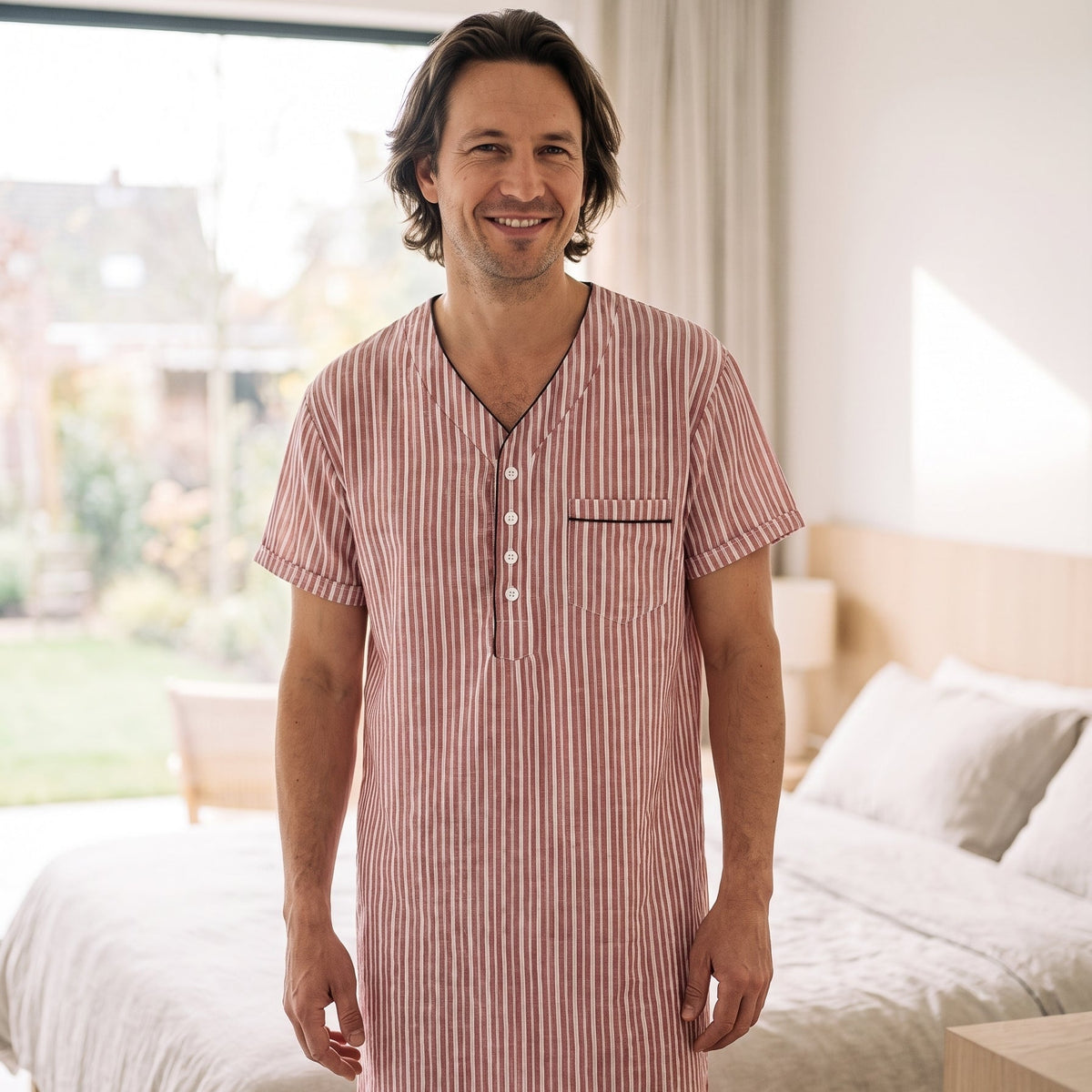 Le confort masculin au réveil — Chemise de nuit homme rayée en coton