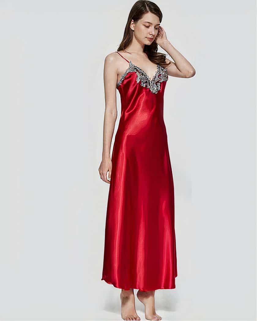 Nuisette Longue en Satin Rouge à Dos Évasé