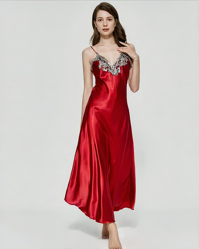 Nuisette Longue en Satin Rouge à Dos Évasé