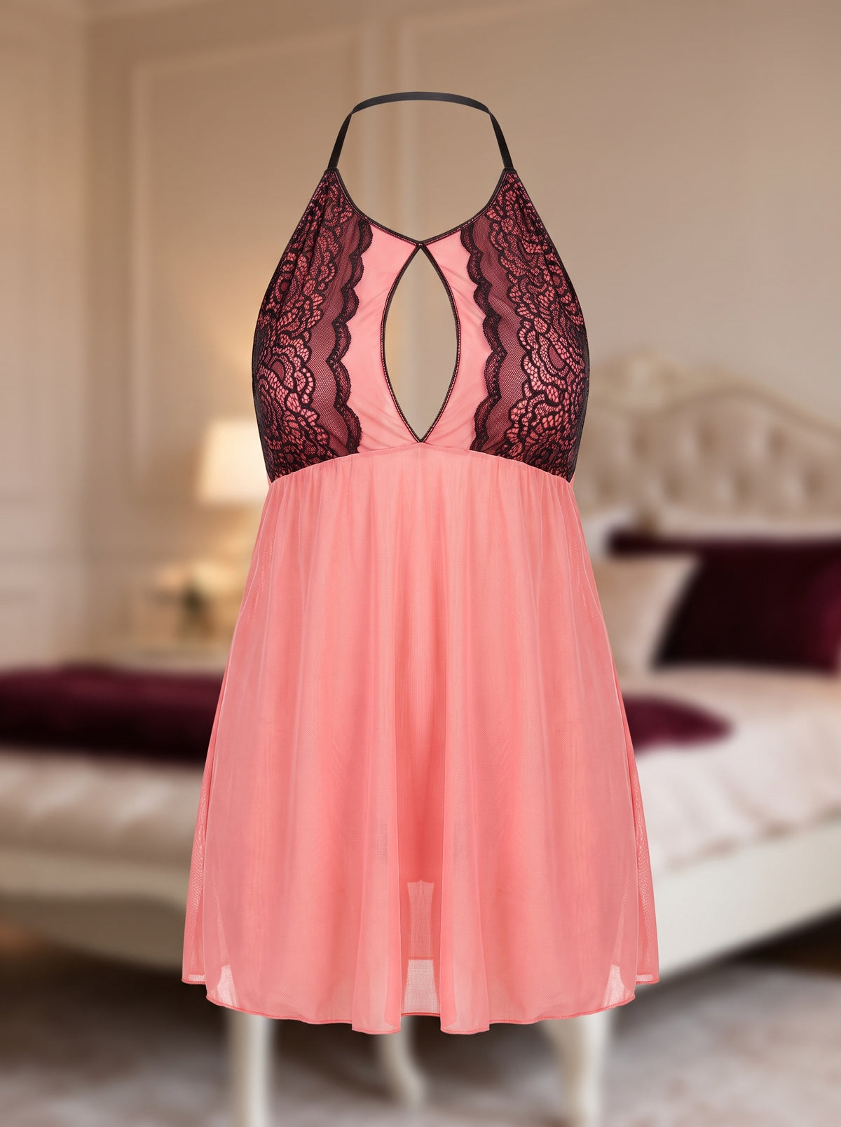 Nuisette grande taille rose et dentelle noire sur mannequin invisible dans un boudoir