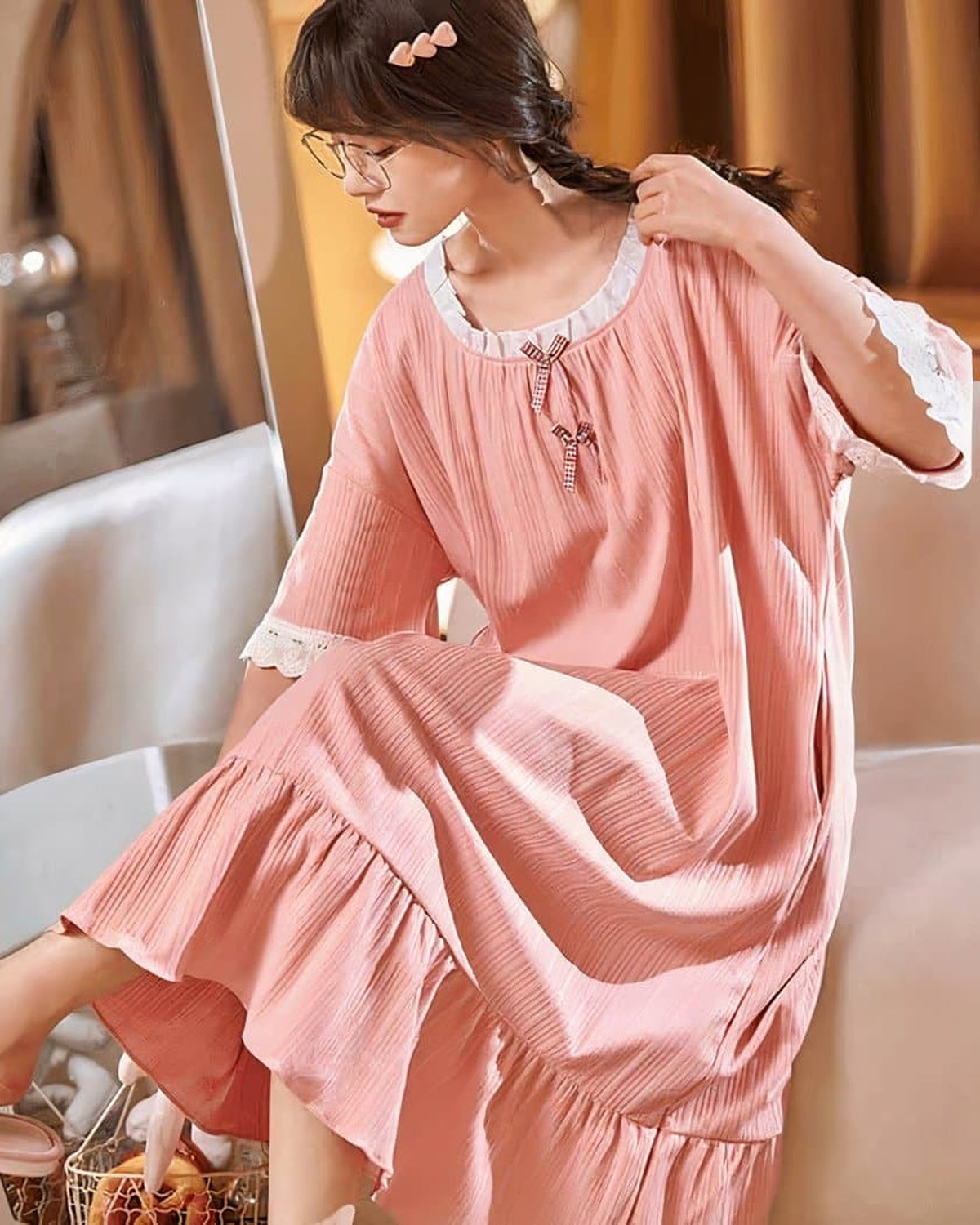 Nuisette rose en coton portée, modèle touchant le col en dentelle, ambiance intime
