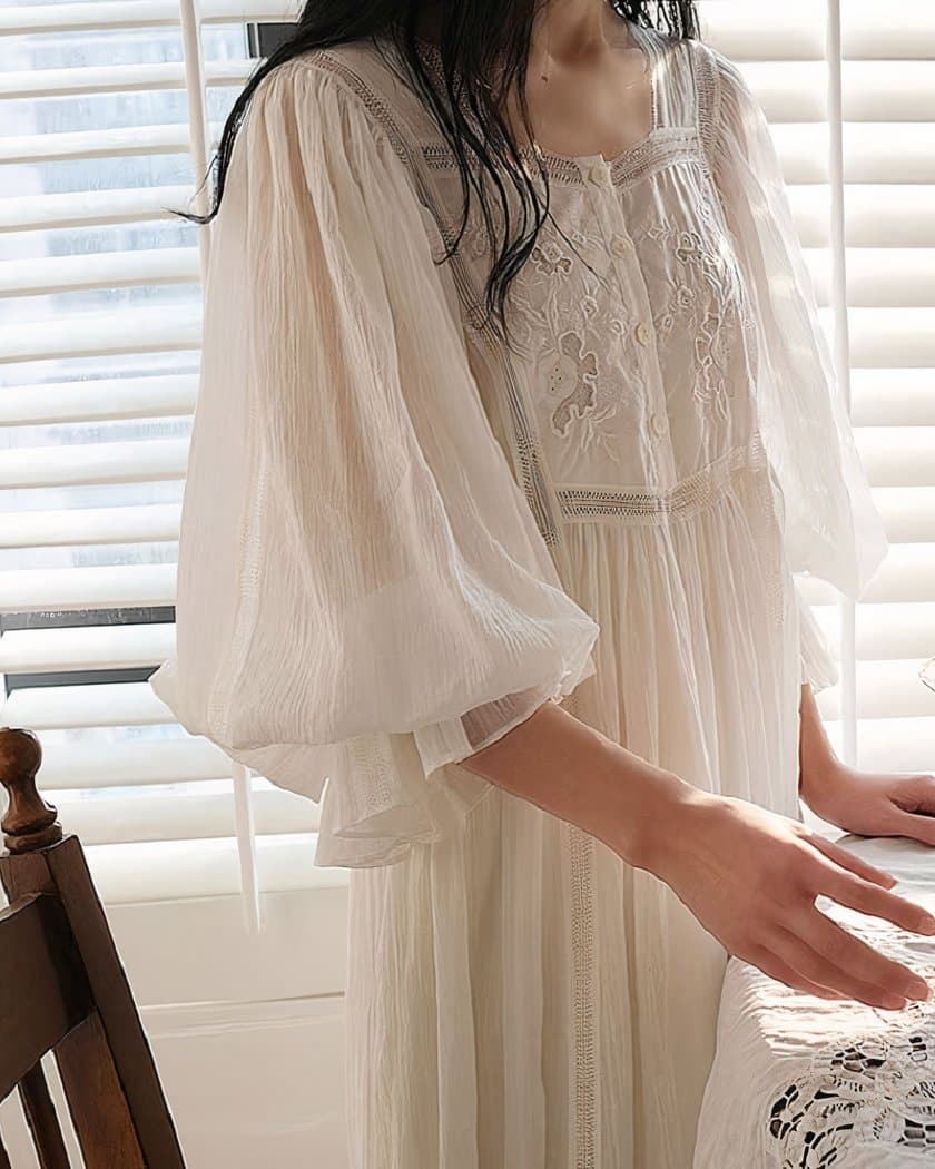 Nuisette longue vintage en coton brodé