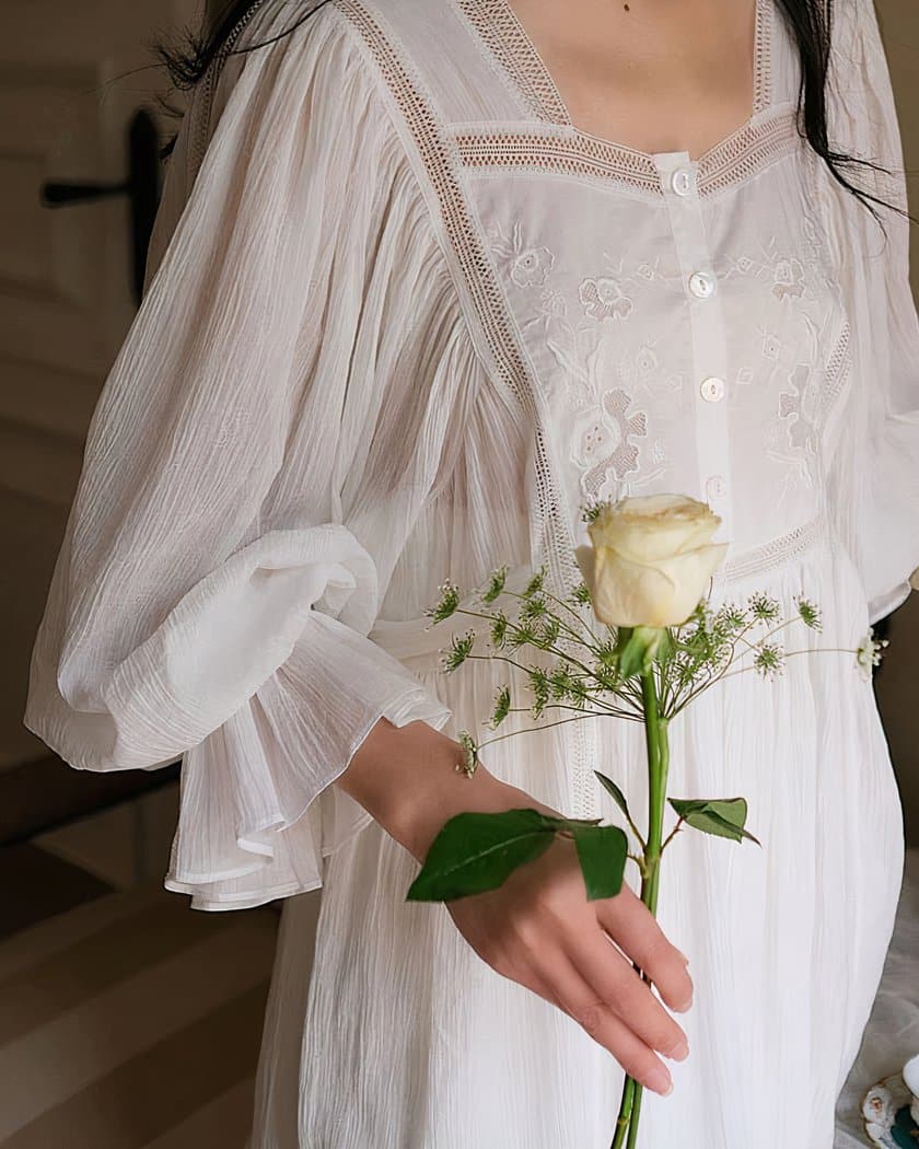 Nuisette longue vintage en coton brodé