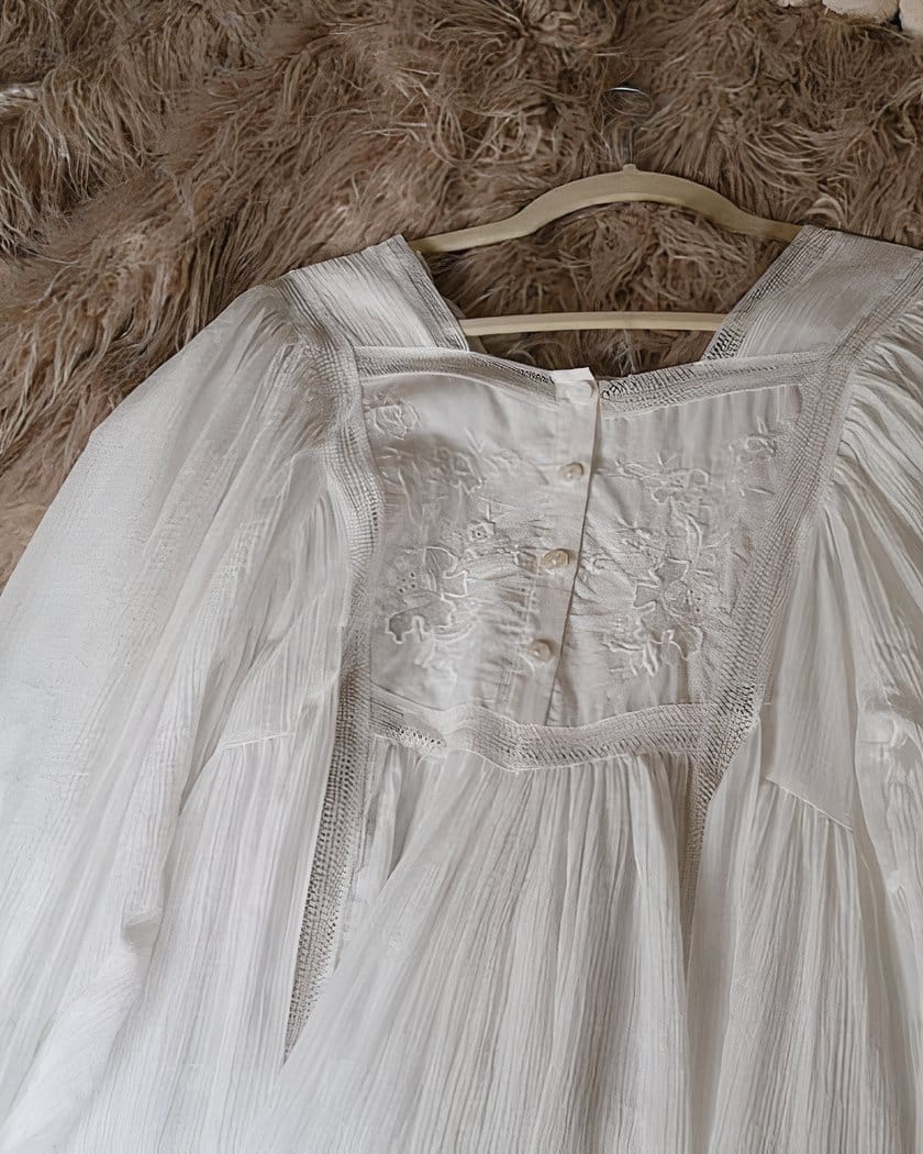 Nuisette longue vintage en coton brodé