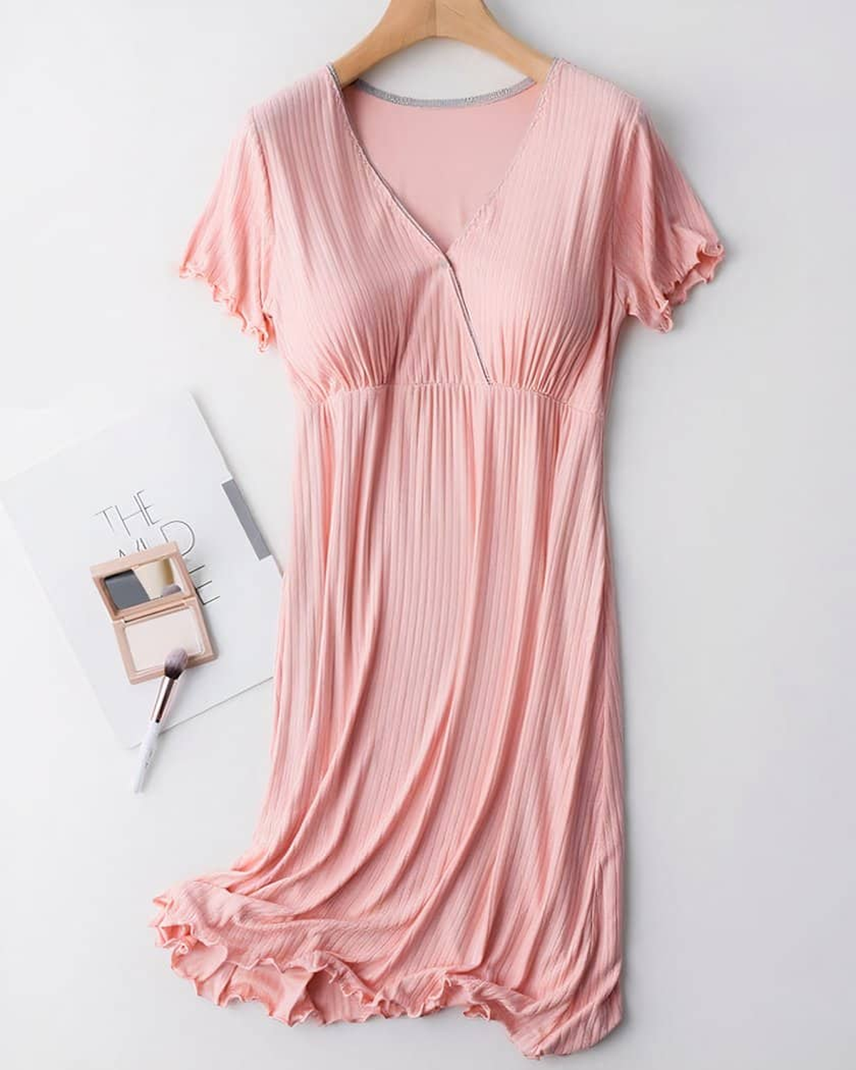 Chemise de nuit maternité rose à manches courtes vue entière sur cintre