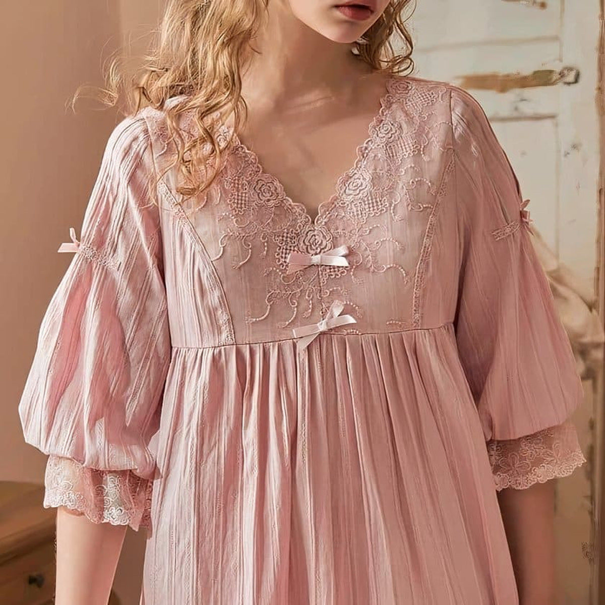 Décolleté en V bordé de dentelle et nœuds ivoire de la nuisette vintage rose