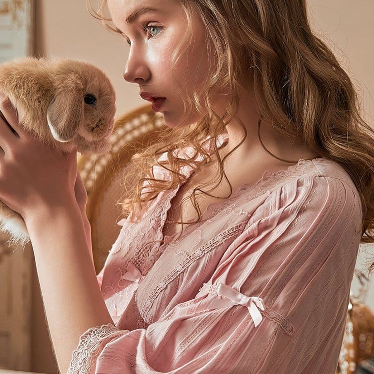 Manche bouffante à volant de dentelle et nœud ivoire de la nuisette vintage rose Image