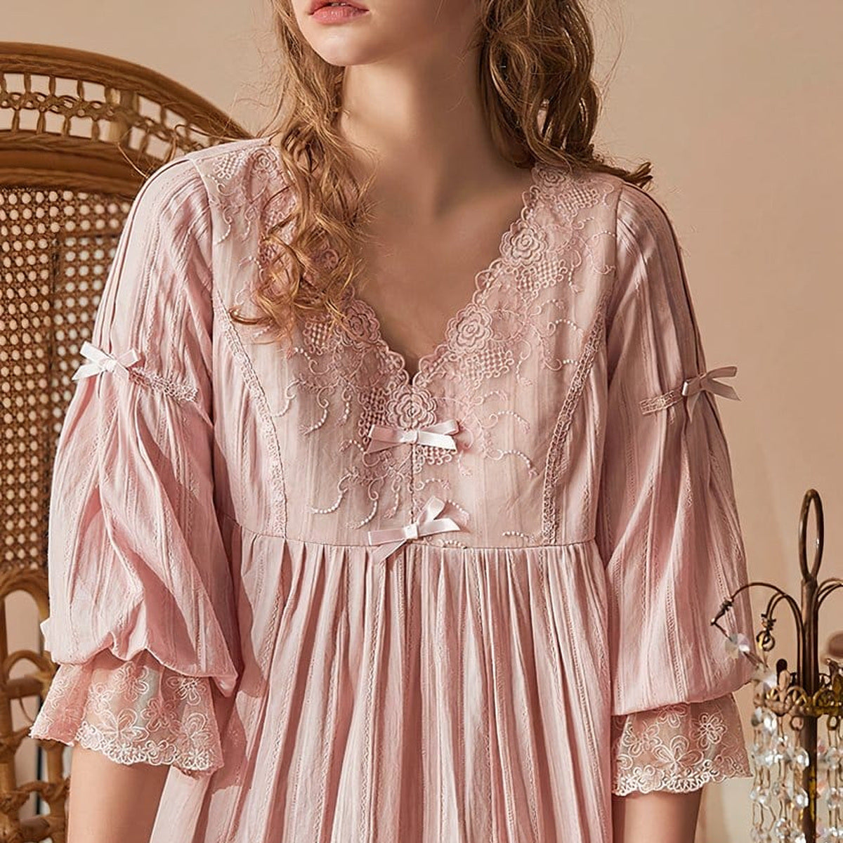 Buste brodé, taille haute froncée et manches bouffantes de la nuisette vintage rose