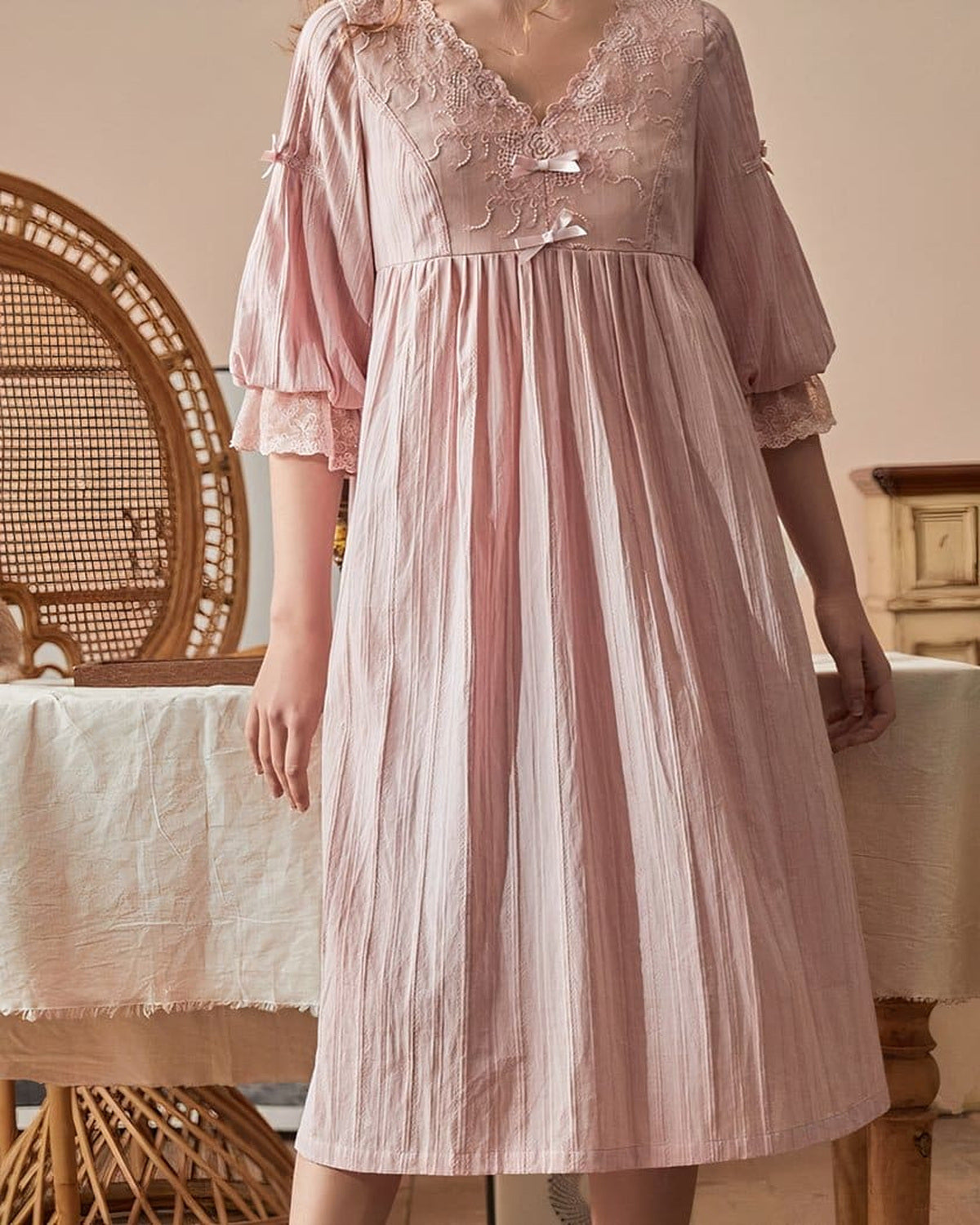 Vue de face de la nuisette vintage rose, de l'encolure à l'ourlet sous le genou