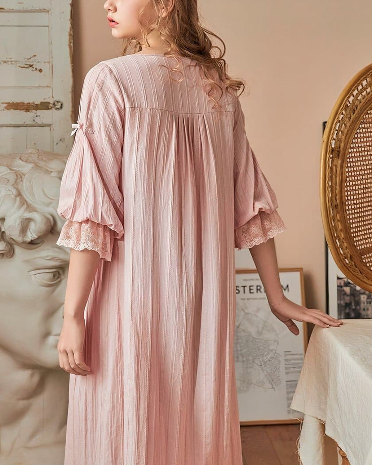 Vue de dos de la nuisette vintage rose, empiècement droit et jupe froncée