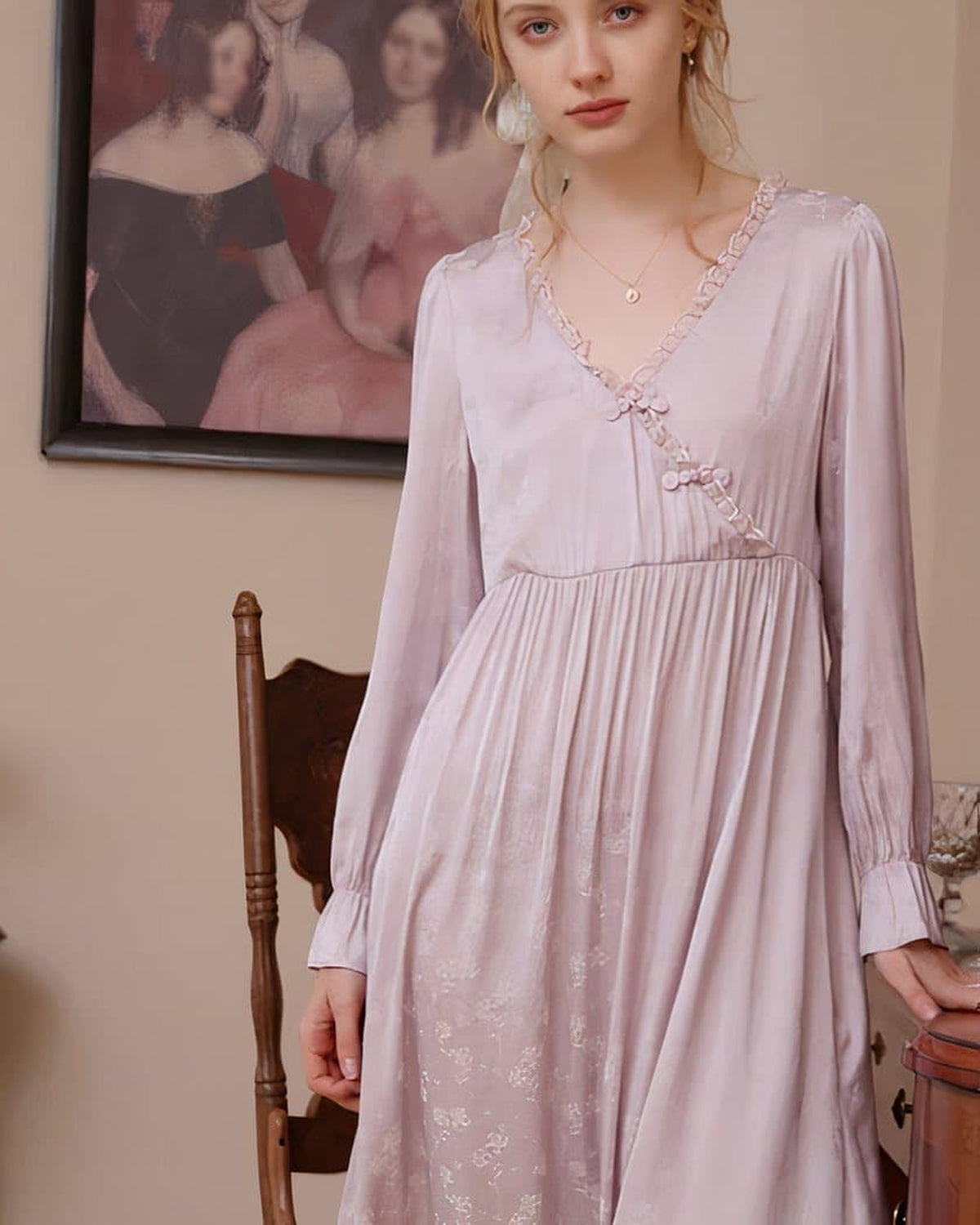 Vue de face de la nuisette rose avec taille froncée et poignets évasés