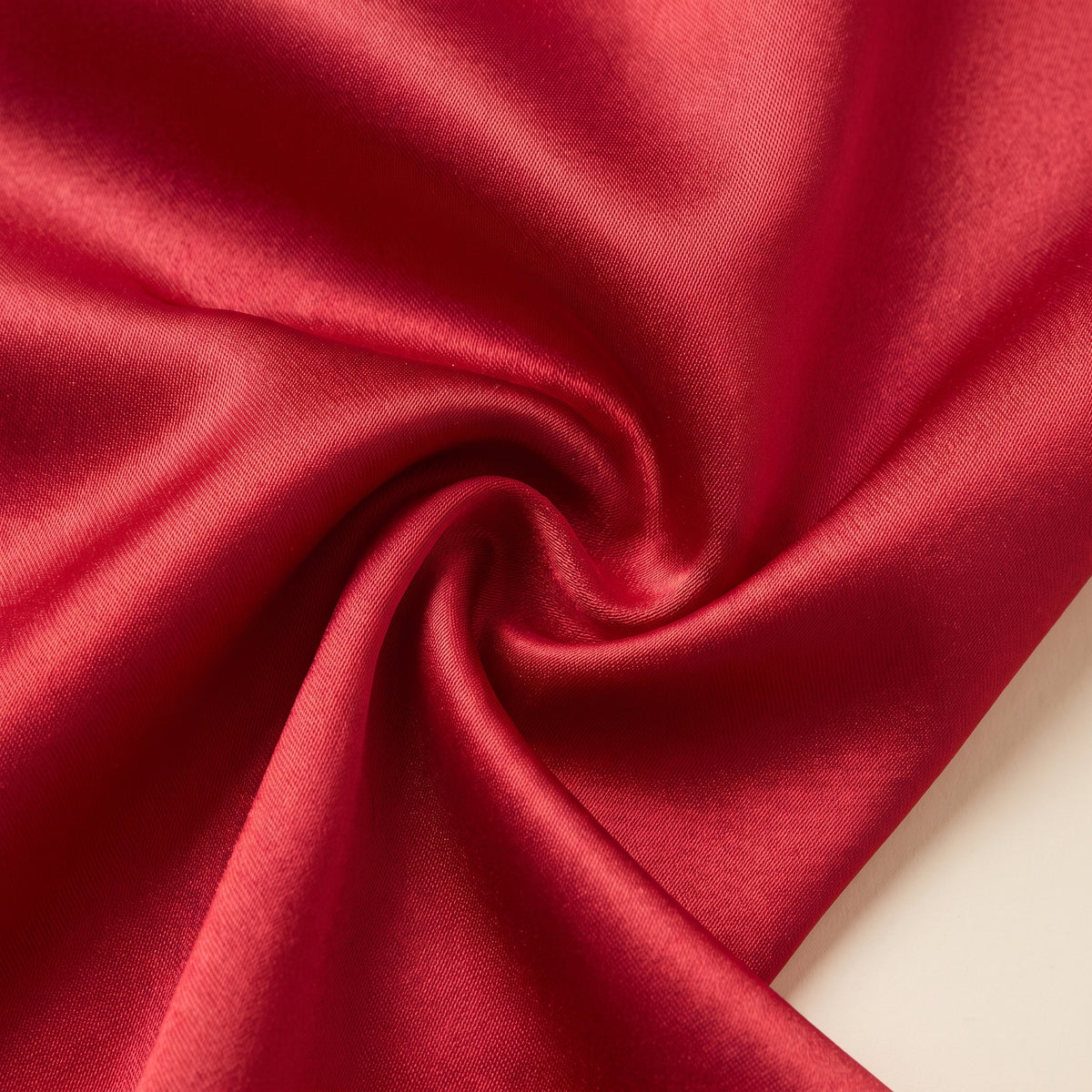 Texture satinée rouge profond de la nuisette, détail macro du tissu brillant Image