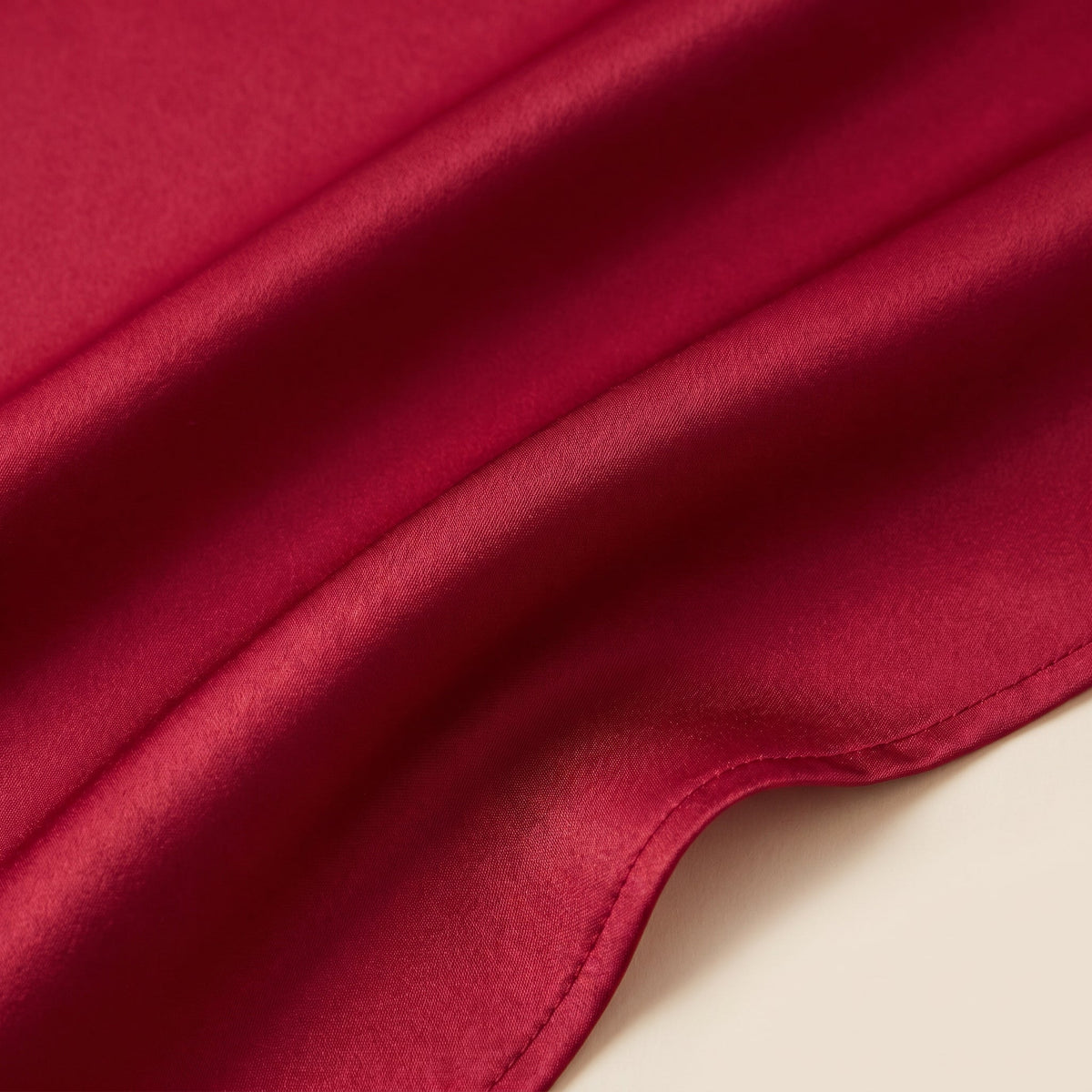 Tombé fluide et finition satinée de la nuisette rouge