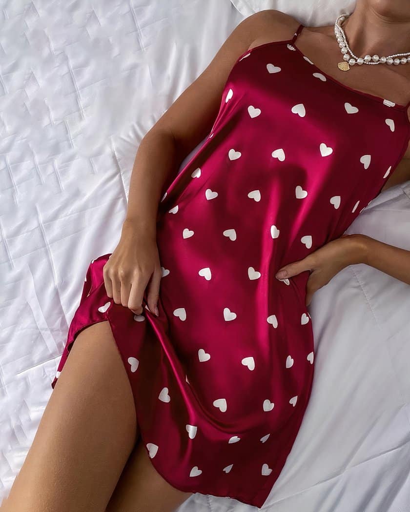 Nuisette courte en satin rouge à cœurs