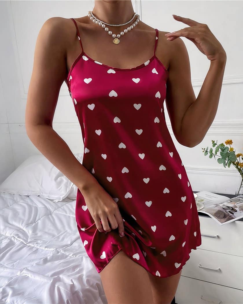 Nuisette courte en satin rouge à cœurs