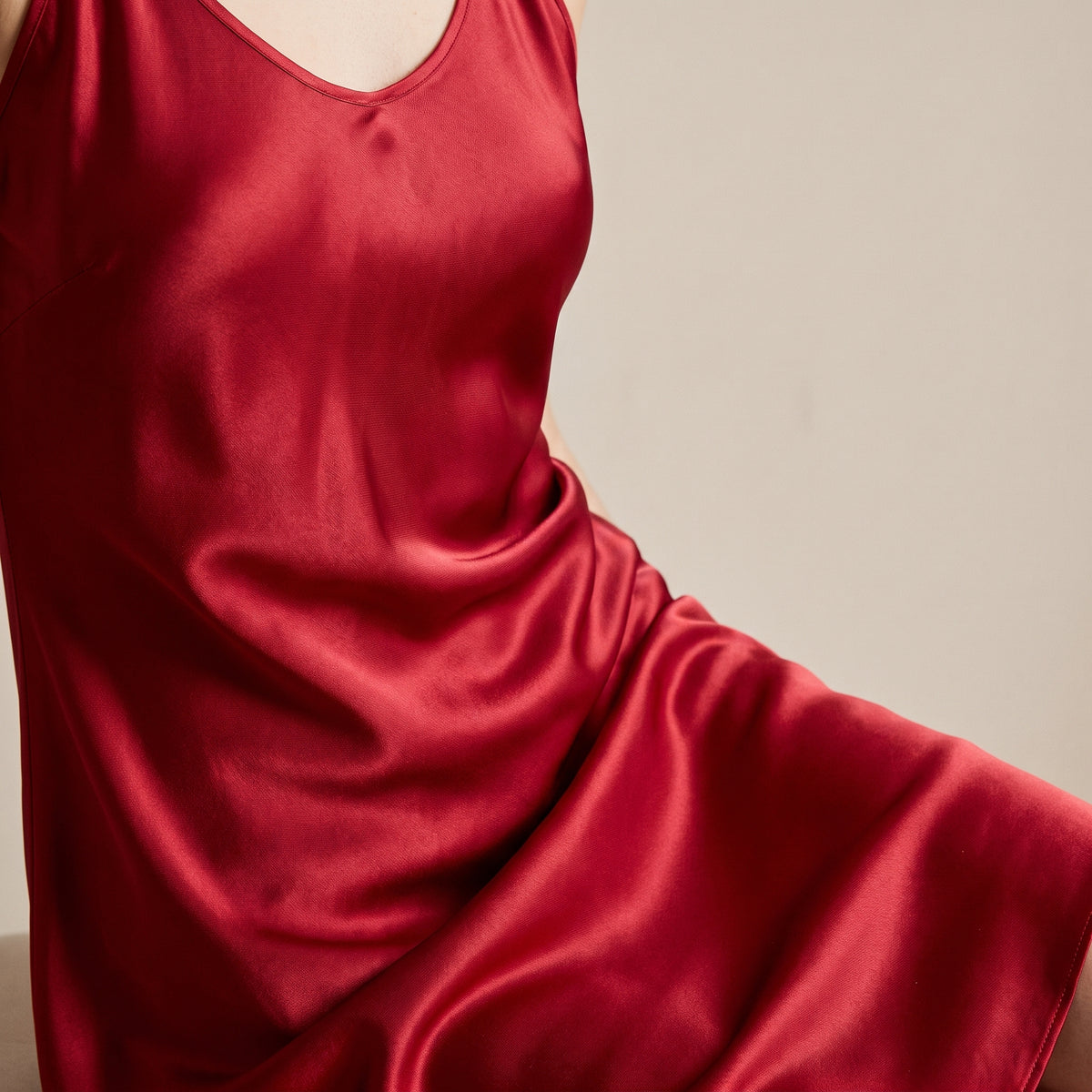 Détail du satin rouge et de la coupe de la nuisette courte