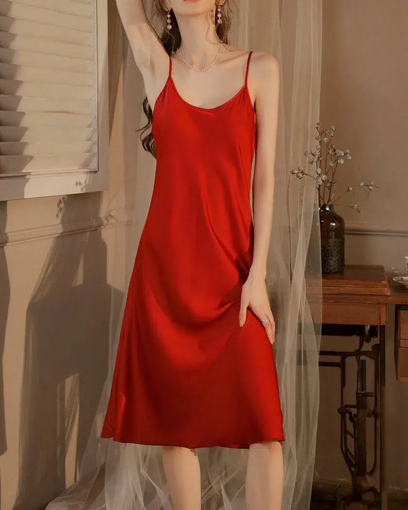 Nuisette Rouge Satinée Sexy Mi-Longue