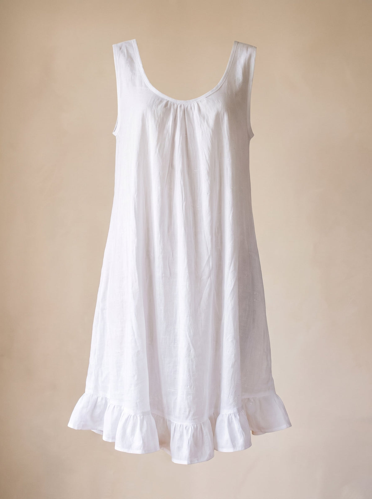 Nuisette en coton blanc sans manche presentee sur mannequin invisible, vue de face