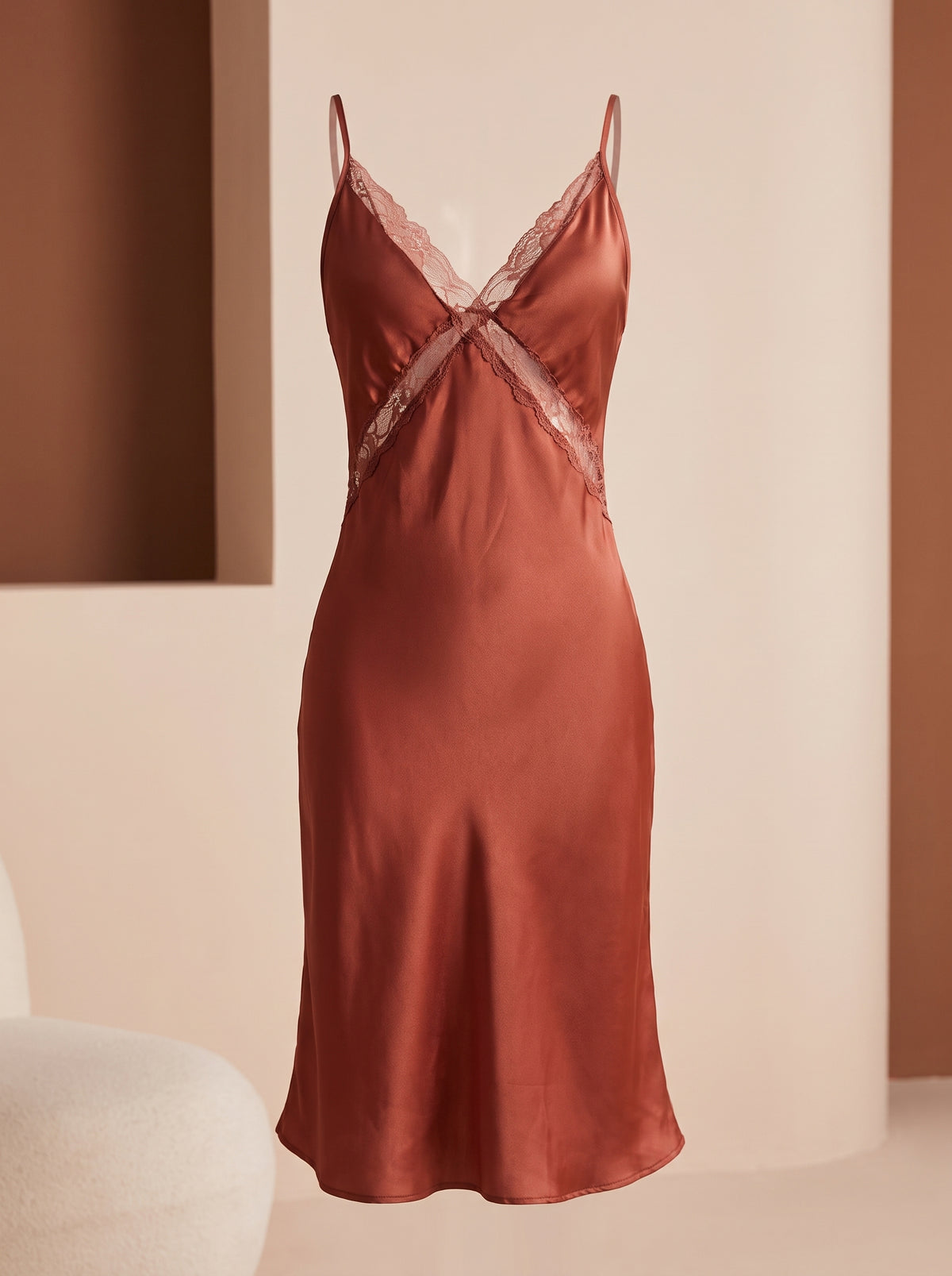 Nuisette en satin terracotta portee sur mannequin invisible, vue de face
