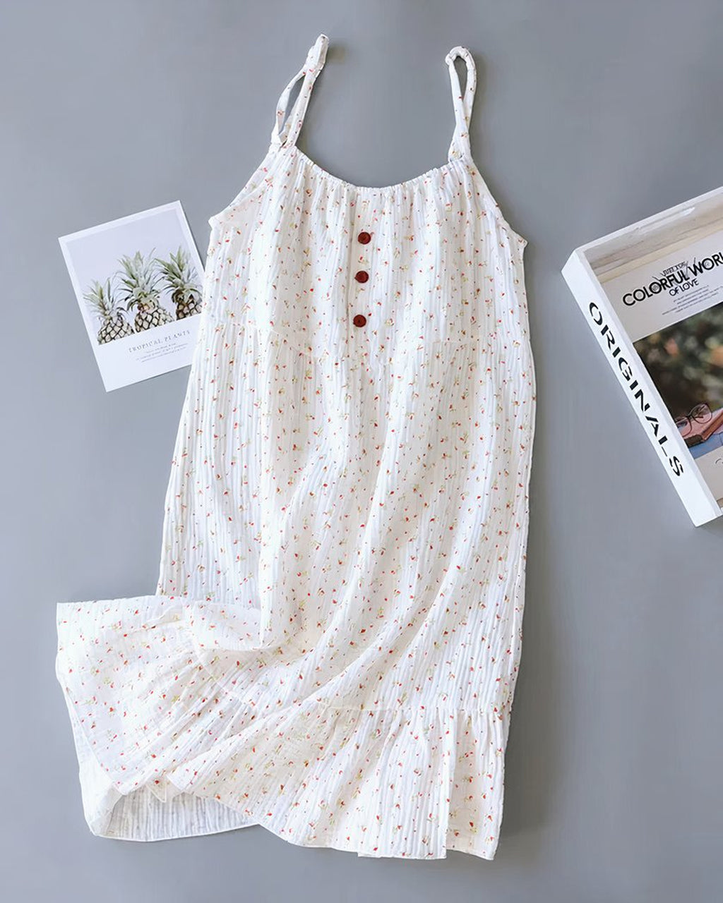 Detail du haut de la nuisette blanche en coton, boutons et encolure froncee