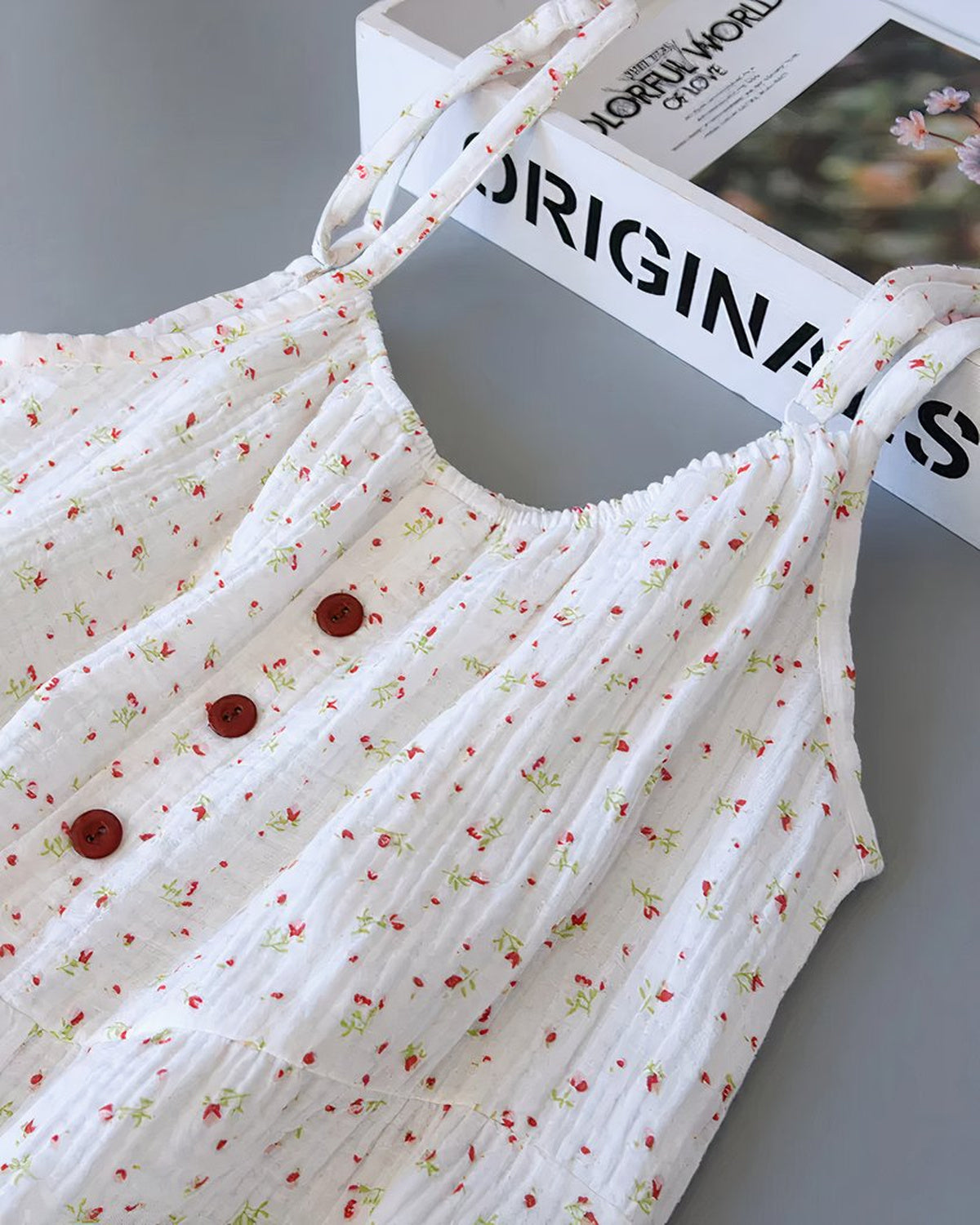 Nuisette blanche en coton a motif floral, vue de face complete avec bretelles nouees