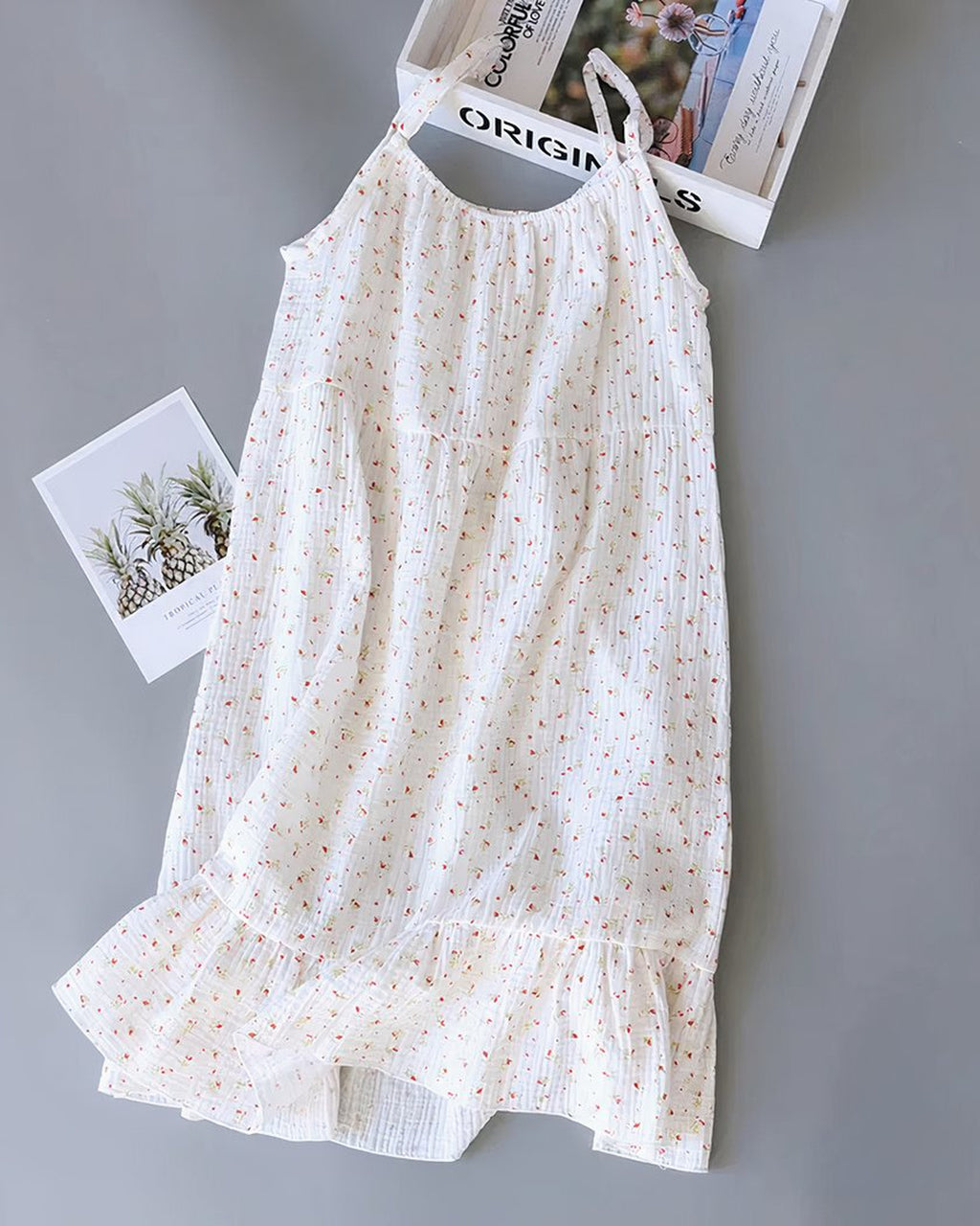 Nuisette blanche en coton a motif floral vue de face, coupe A-line et ourlet a volant