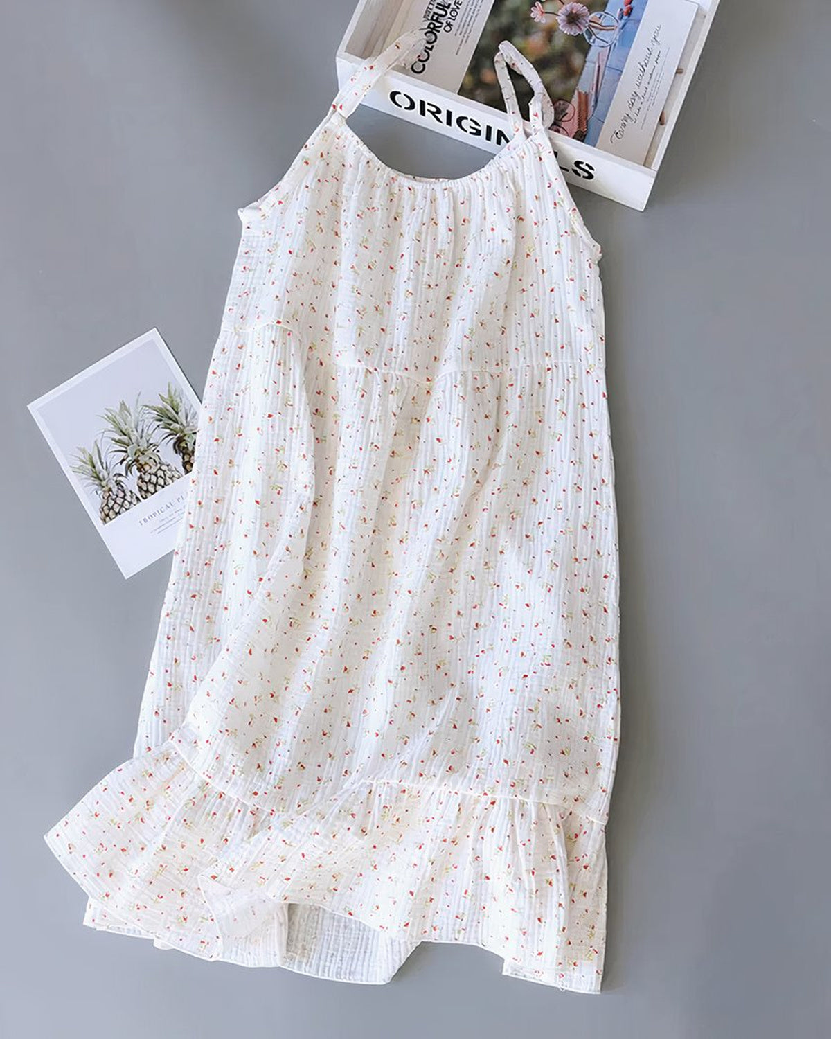 Nuisette blanche en coton a motif floral vue de face, coupe A-line et ourlet a volant