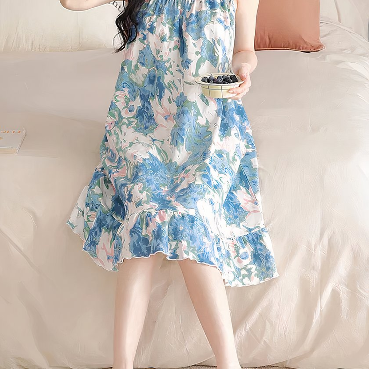 Imprimé floral bleu en mouvement sur la nuisette femme