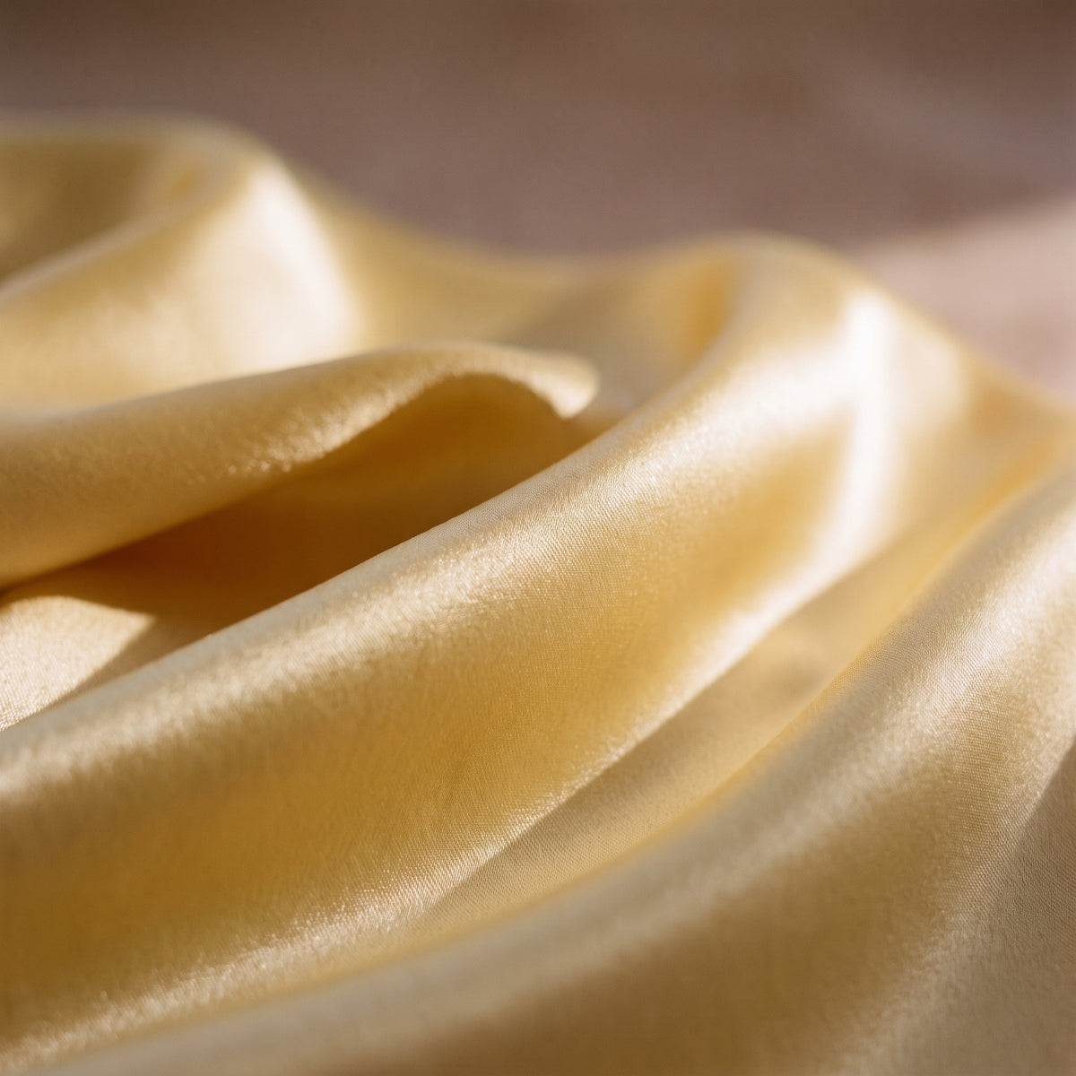 Gros plan sur la texture soyeuse du satin jaune de la nuisette sans manche Image