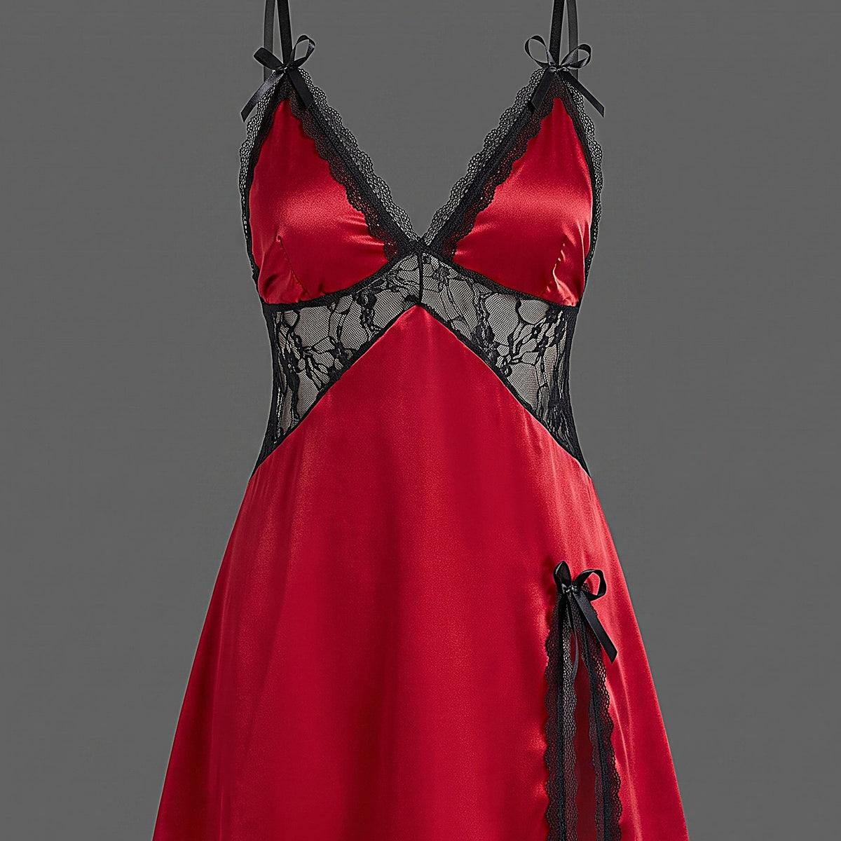 Rouge passion, dentelle noire — Nuisette en satin rouge et dentelle noire, col V