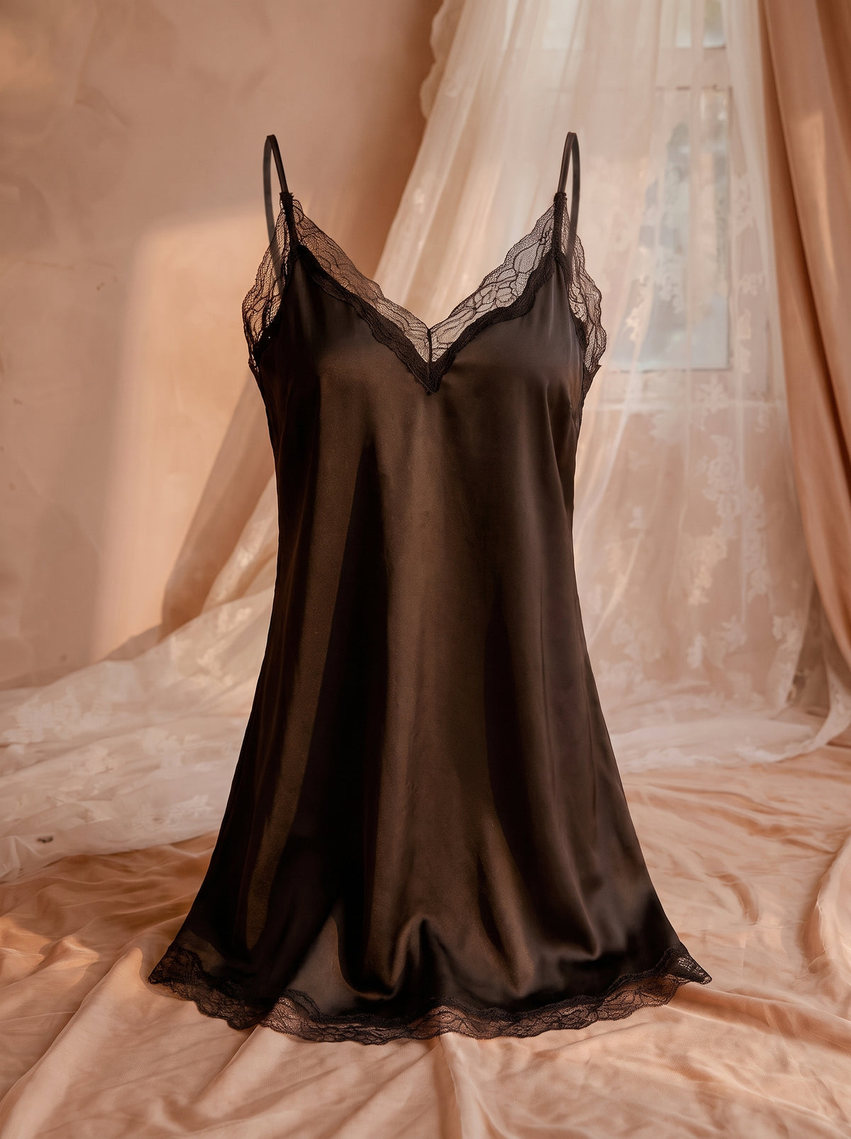Nuisette satinee marron col V en dentelle, mannequin invisible effet ghost