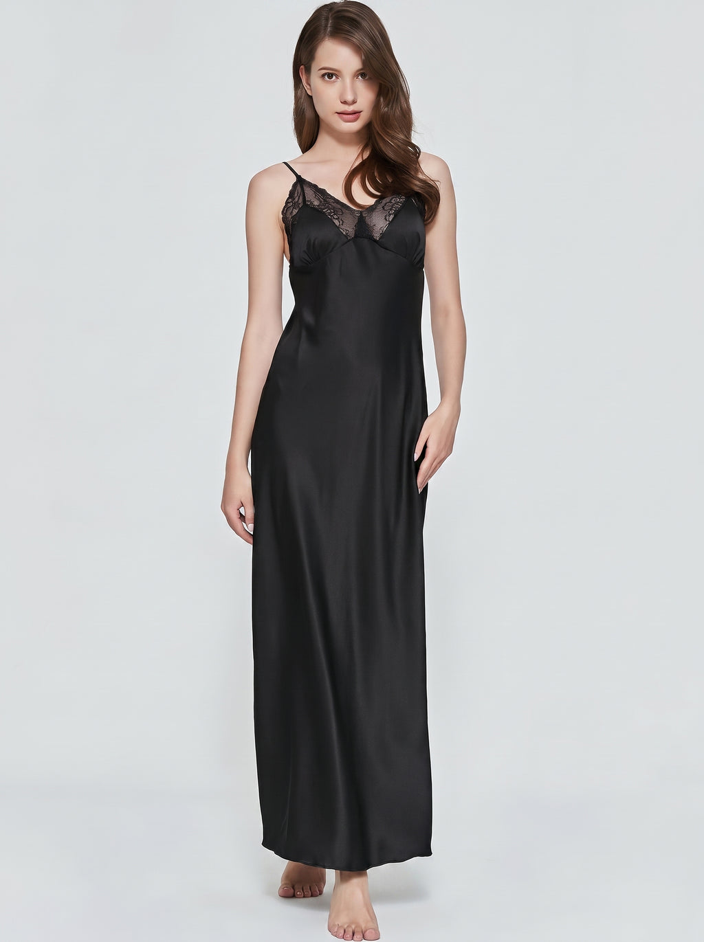 Nuisette longue noire en satin portee de face, dentelle au decollete