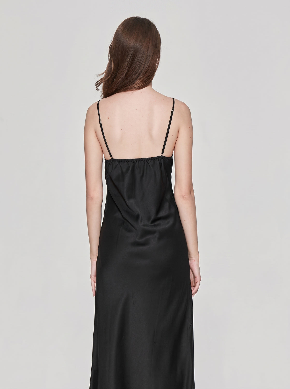 Dos droit bas et bretelles reglables de la nuisette longue noire en satin