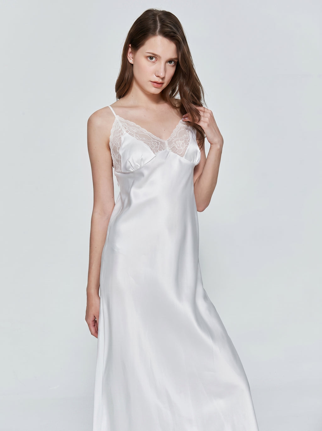 Nuisette longue blanche en satin portee de face, dentelle au decollete