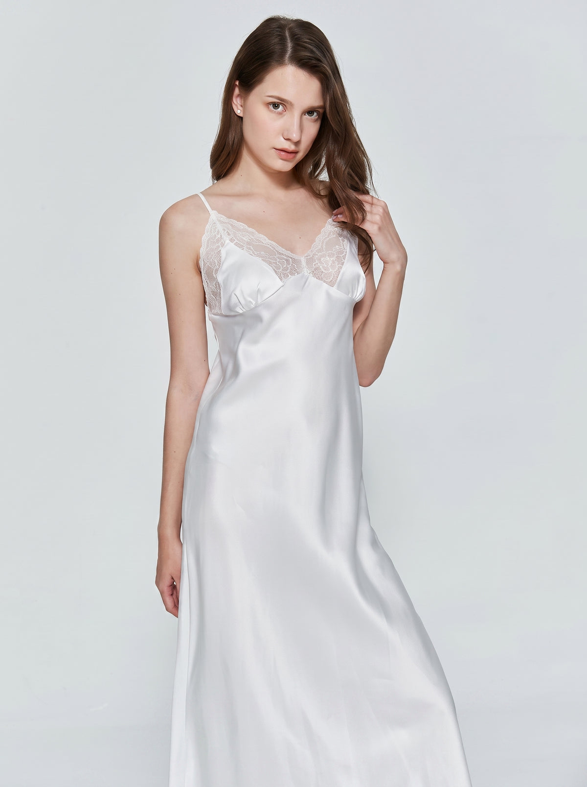 Nuisette longue blanche en satin portee de face, dentelle au decollete